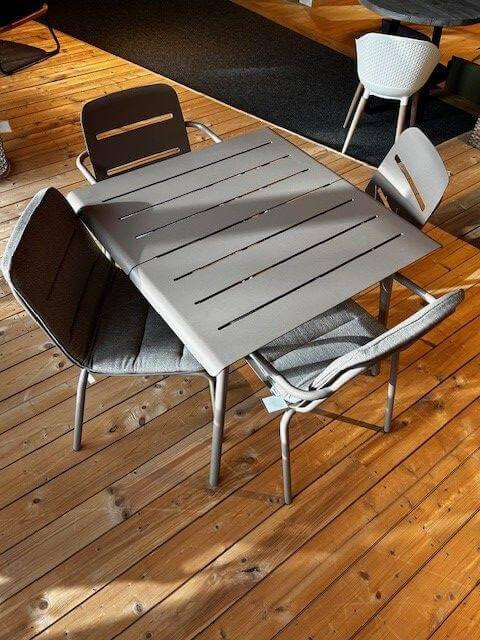 Weishäupl - 4er-Set Stuhl Aluminium Marone Beige mit Tisch Vapio - 5