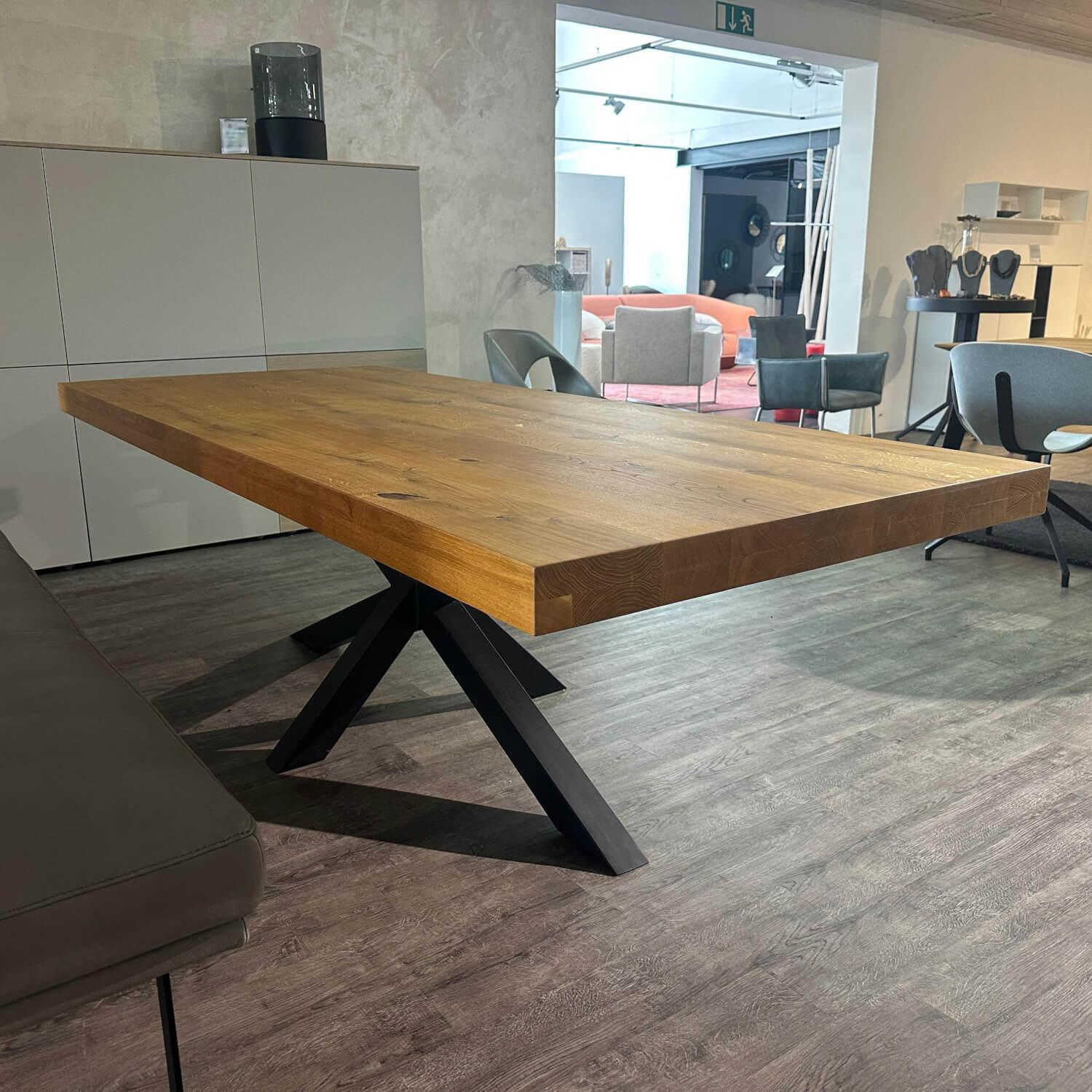 Kattwinkel - Esstisch F8 Platte Eiche Massiv Natur Geölt Mit Ausgefüllten Ästen Und Rissen Kreuzgestell Stahl Schwarz - 6