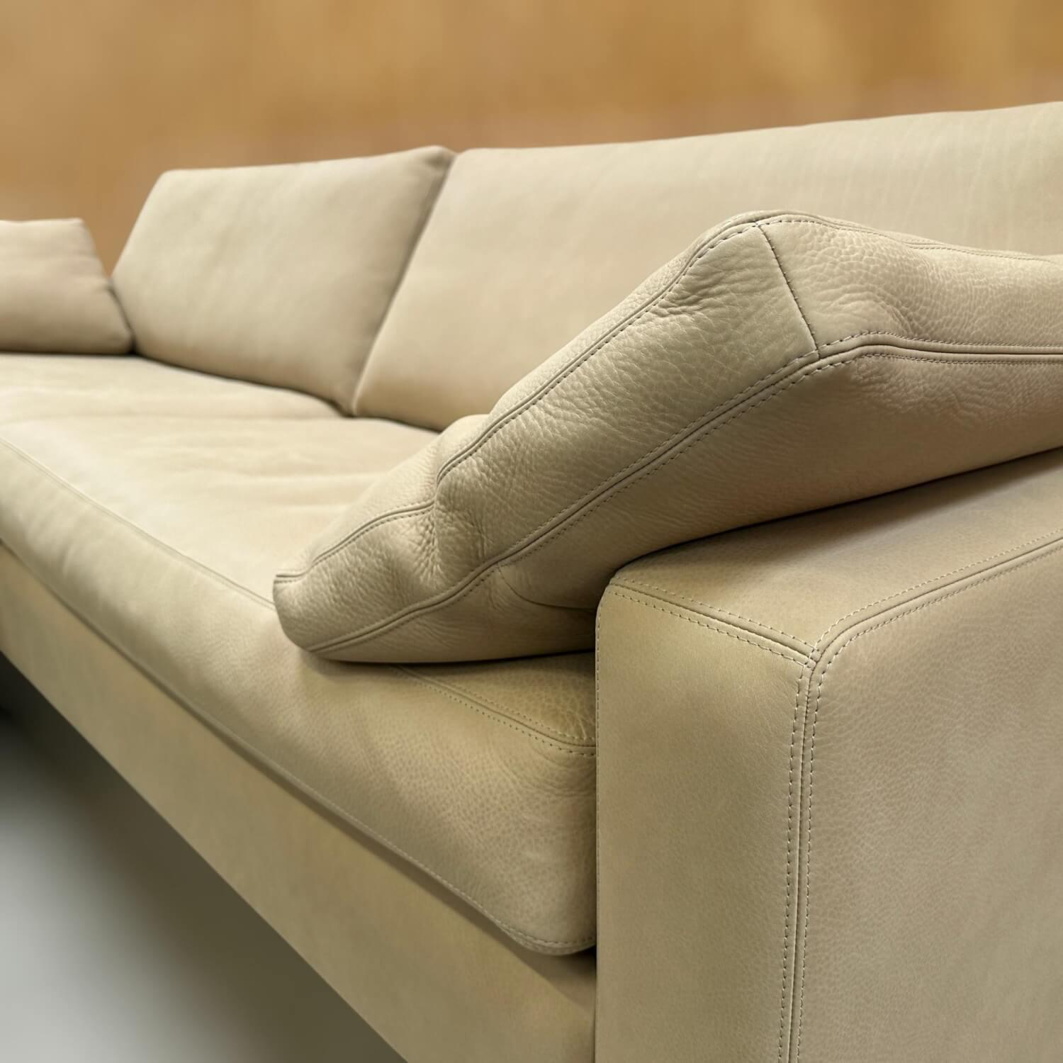 COR - Sofa Conseta Leder Puro 420 Sand Creme Metallkufen Vanilleschotenbraun Inklusive Hocker - 5