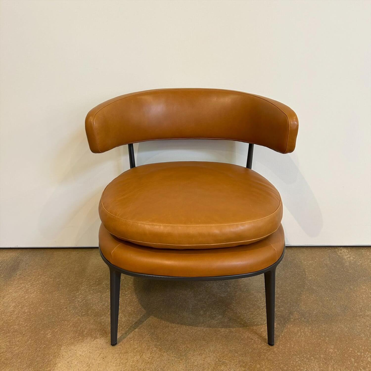 B&B Italia - Sessel Caratos Leder KR357 Kora Cognac Braun Gestell Metall Graphit Lackiert Inklusive Hocker - 2