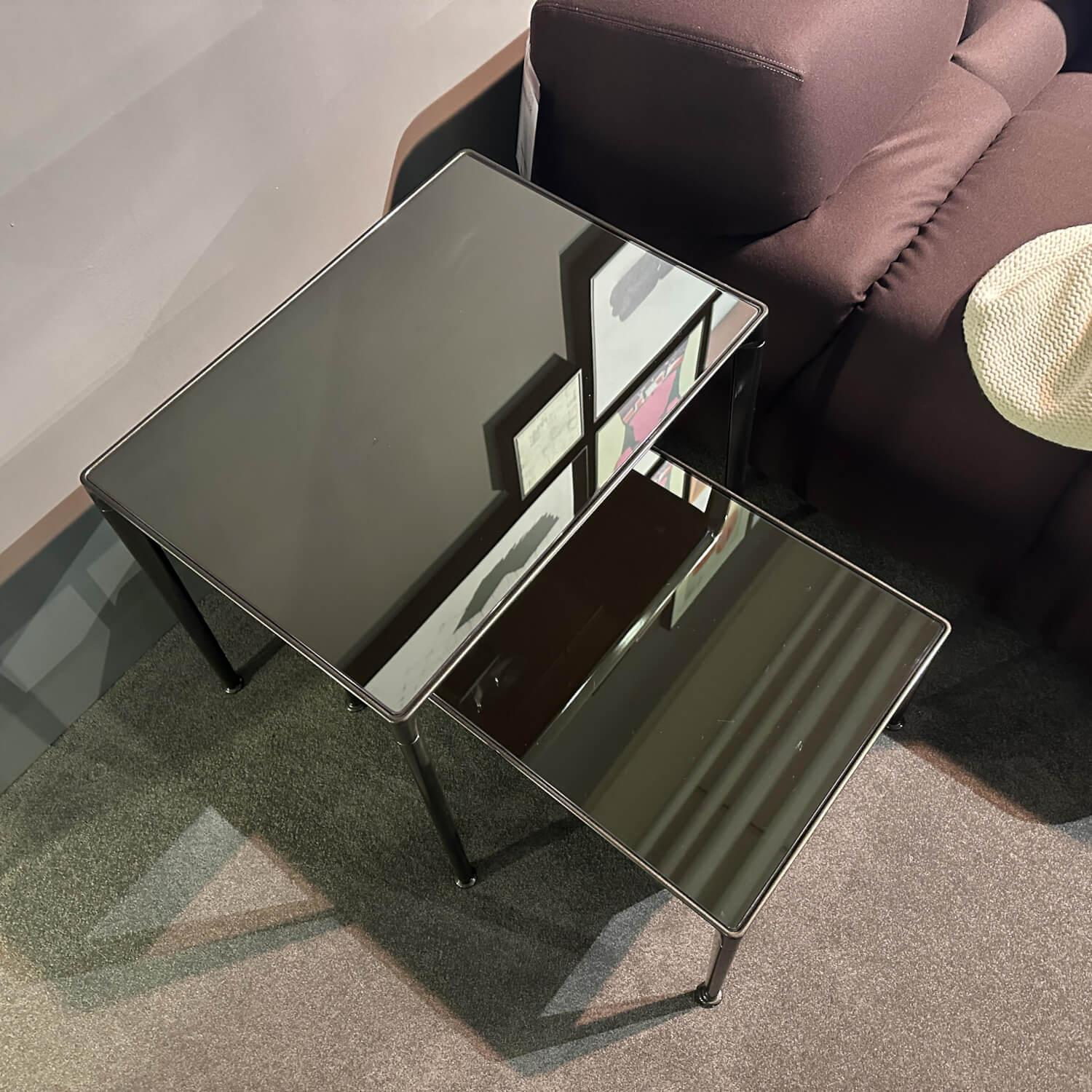 B&B Italia - 2er Set Beistelltsich Mirto Platte Glas Reflektierend Bronziert Lackiert Gestell Schwarz Verchromt Lackiert - 6