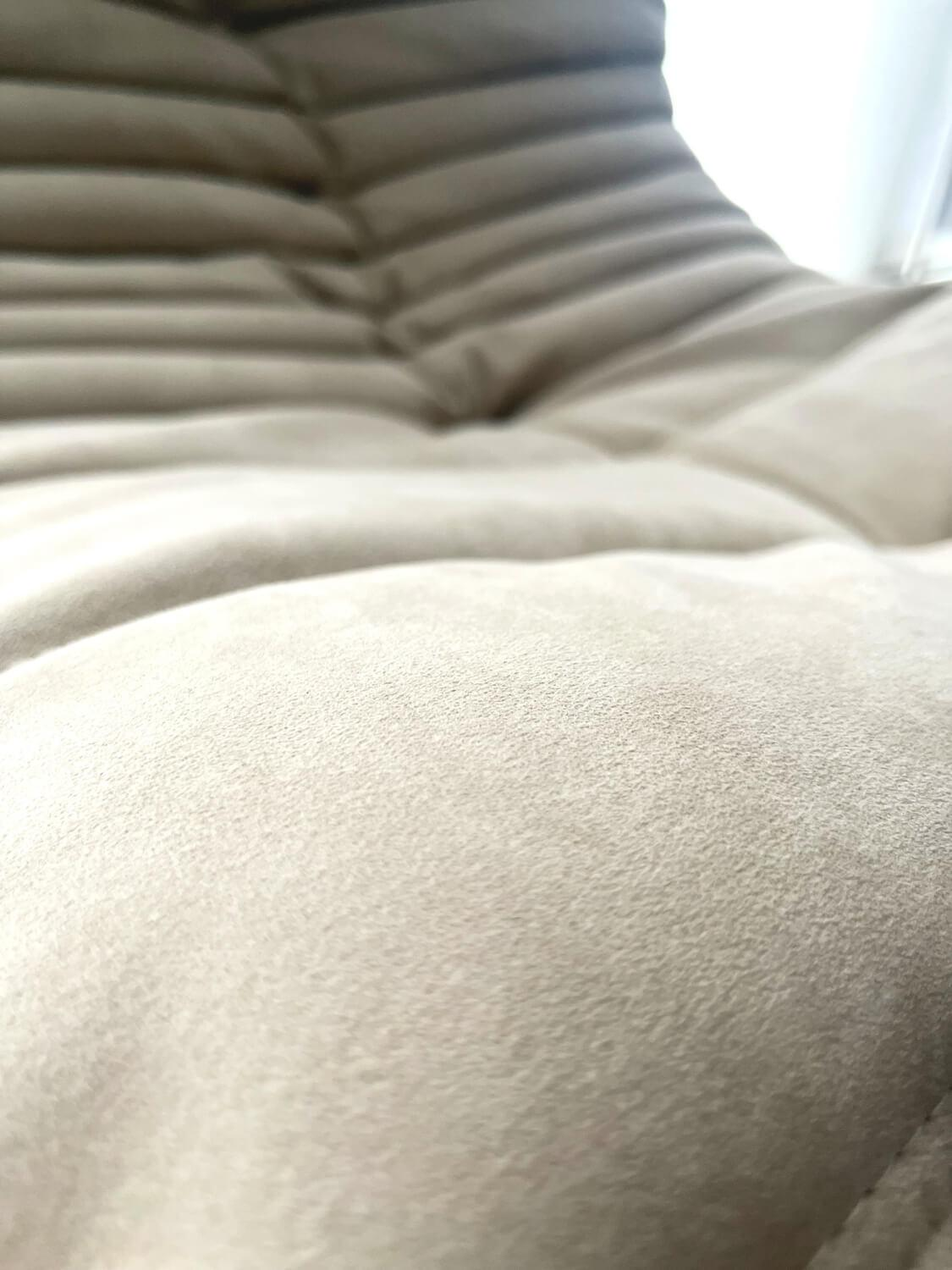 Ligne Roset - Sessel Togo Stoff Alcantara Sea Sand Beige Grau Untergestell Kunststoff Füße Kunststoff Schwarz - 3