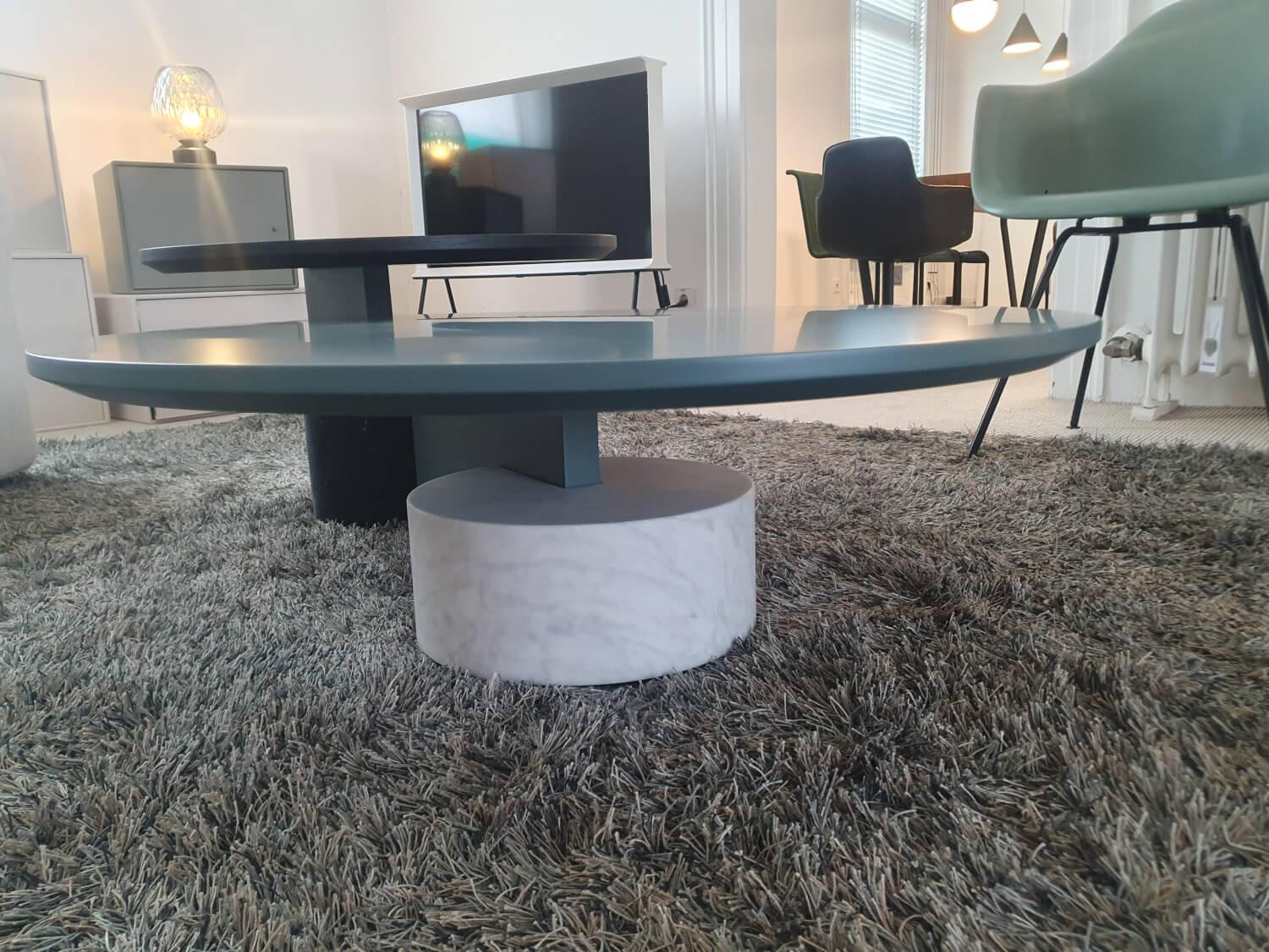 Cassina - Beistelltisch Sengu Low Table 577 Platte Matt Lackiert Petrolio Blau Sockel Marmor Bianco Carrara Opaco Weiß - 5