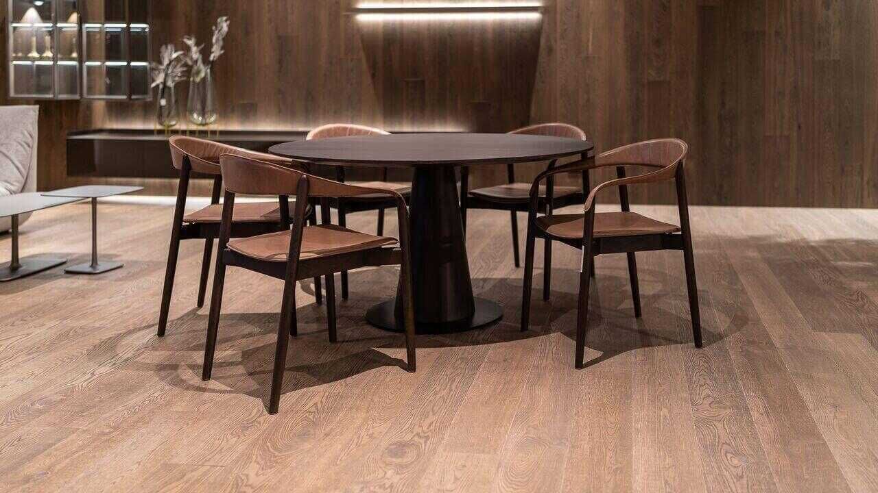 Tisch Haas mit Schweizer Kante Eiche Massiv Mit 5 Freifrau-Stühlen Stella