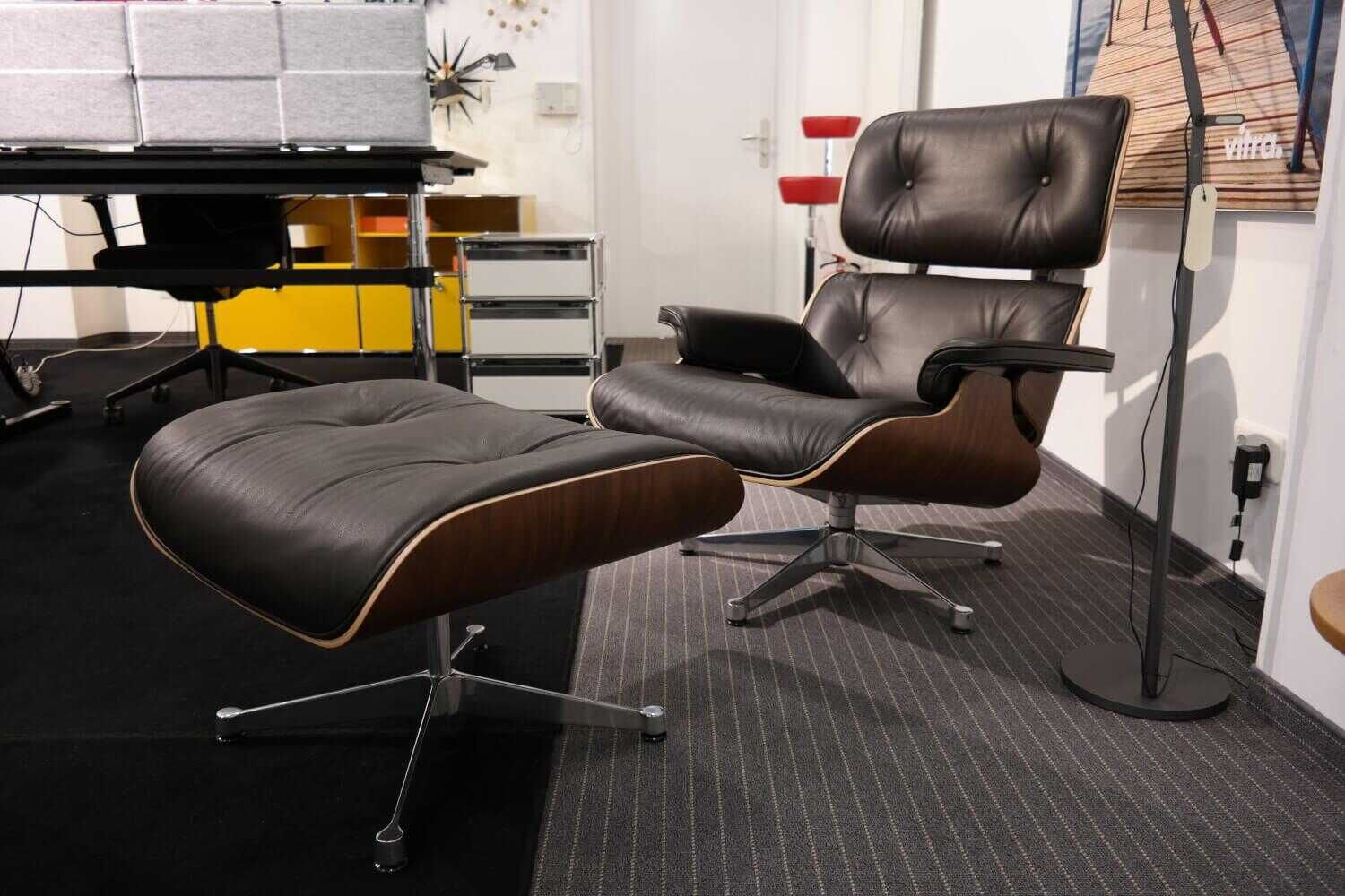 Sessel Lounge Chair Leder Premium Chocolate mit Ottoman Nussbaum neue Maße