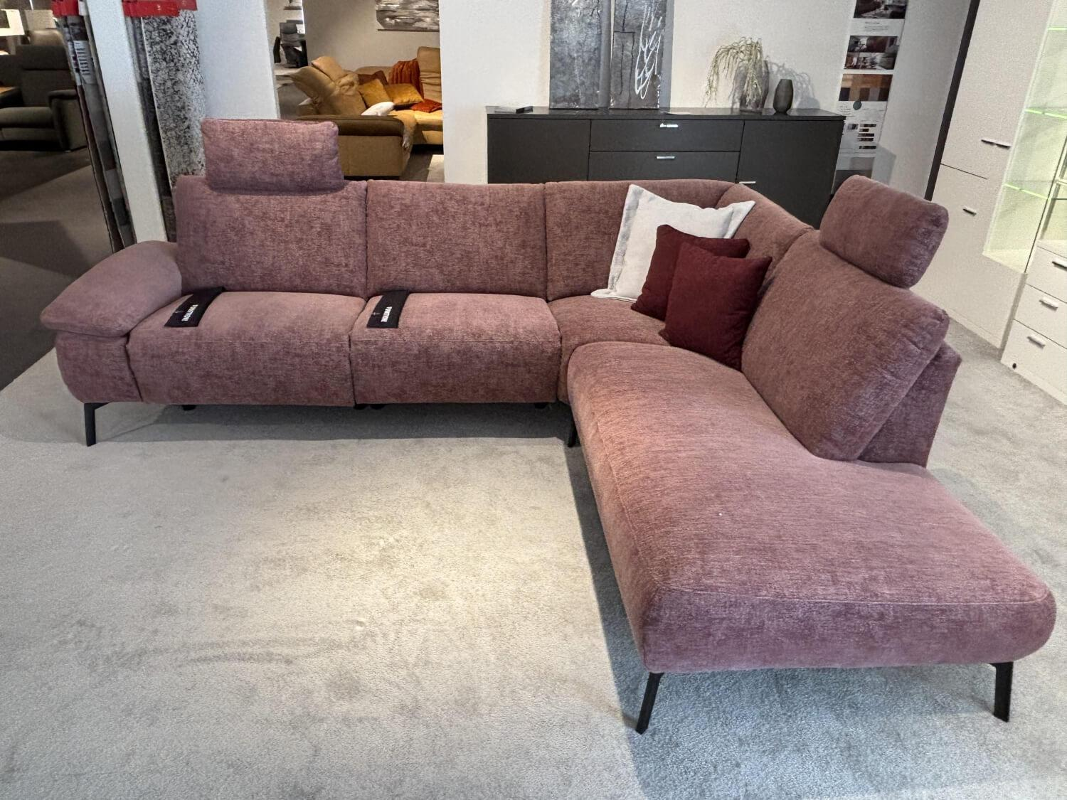 Carina - Ecksofa Vino Stoff Cosmopolitan Rosewood Rot Rosa Fuß 284 Schwarz Matt Inklusive 2 Kopfstützen Und  3 Kissen - 2