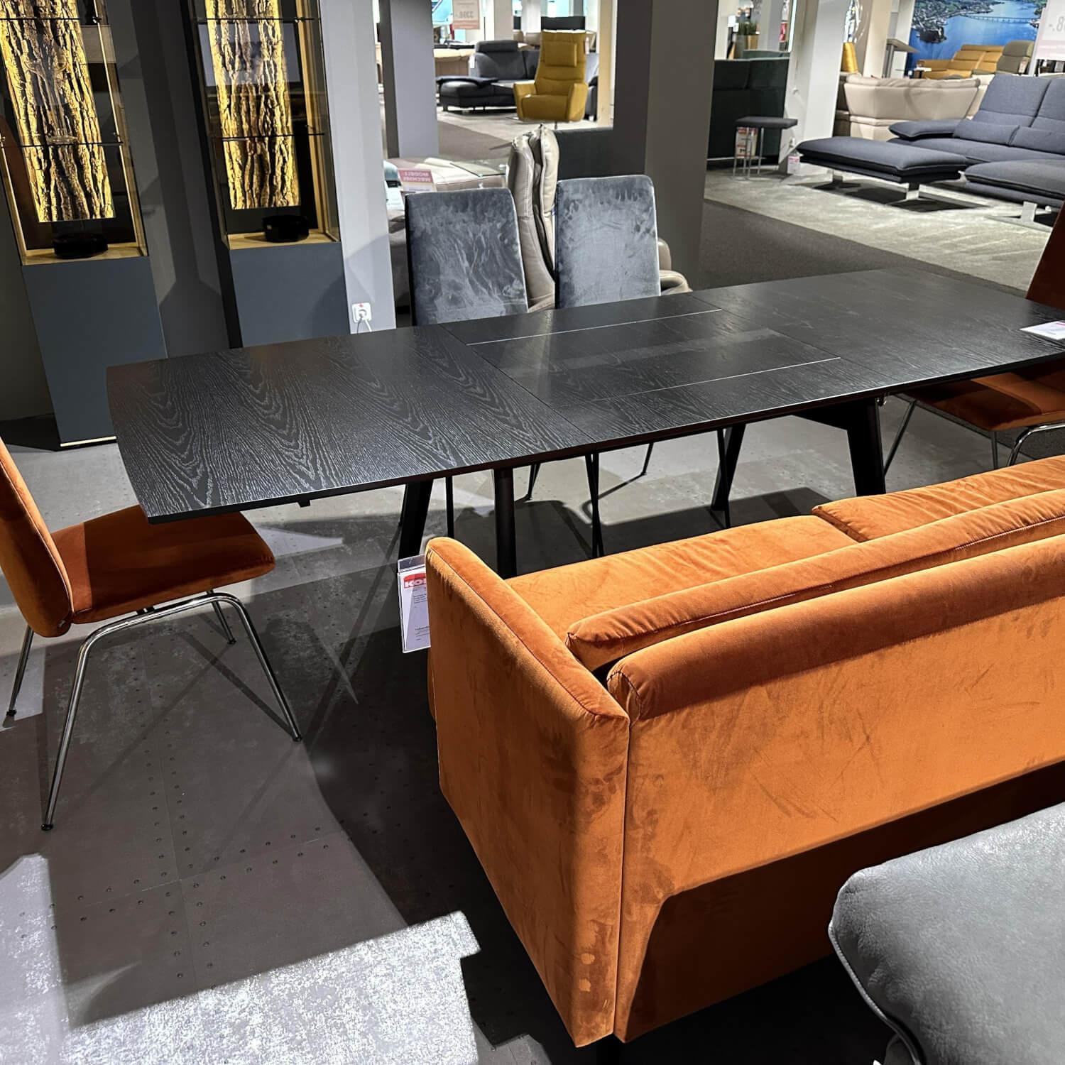 Stressless - Essgruppe Mit Tisch Toscana Eiche Schwarz Mit 4 Stühlen Und Dining Sofa In Stoff Grace Rust Orange Und Dark Grey Dunkelgrau - 4