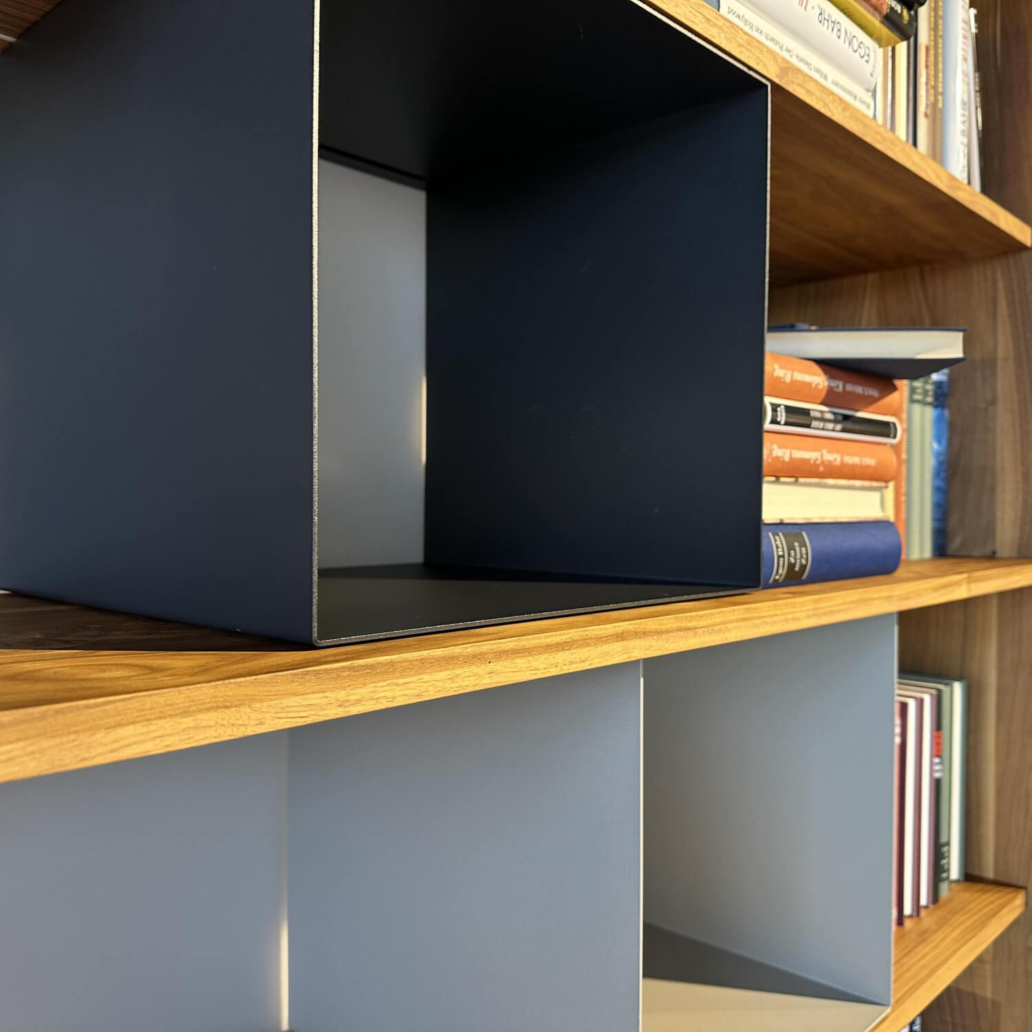 Rodam - Schrankwand Pares 722500 Nuss Splint Mit Hartwachssiegel Rückwand Glas Dunkelgrau Mit Beleuchtung - 4
