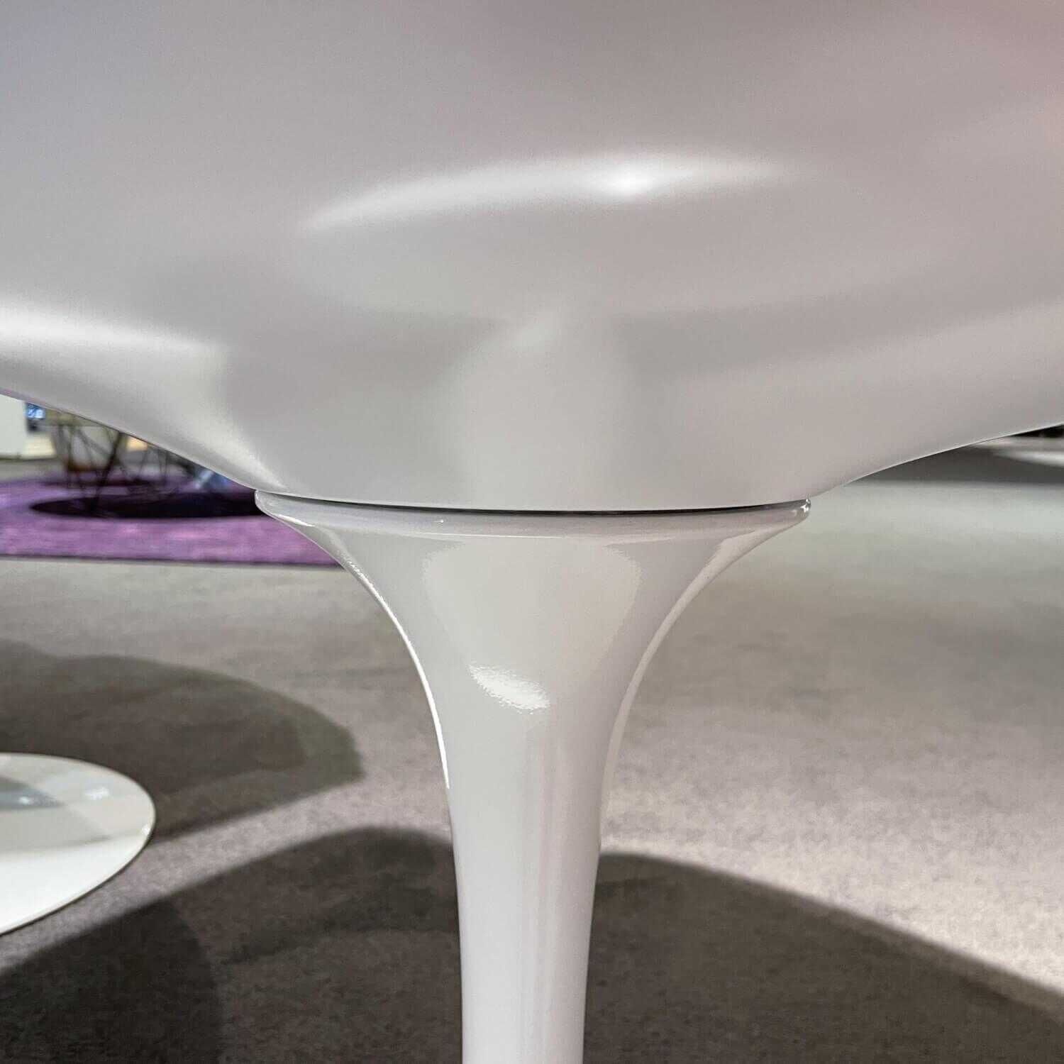 Knoll International - 2er-Set Armlehnenstühle Tulip Saarinen Schale und Gestell Weiß Innenschale und Sitzkissen Stoff Hall - 5