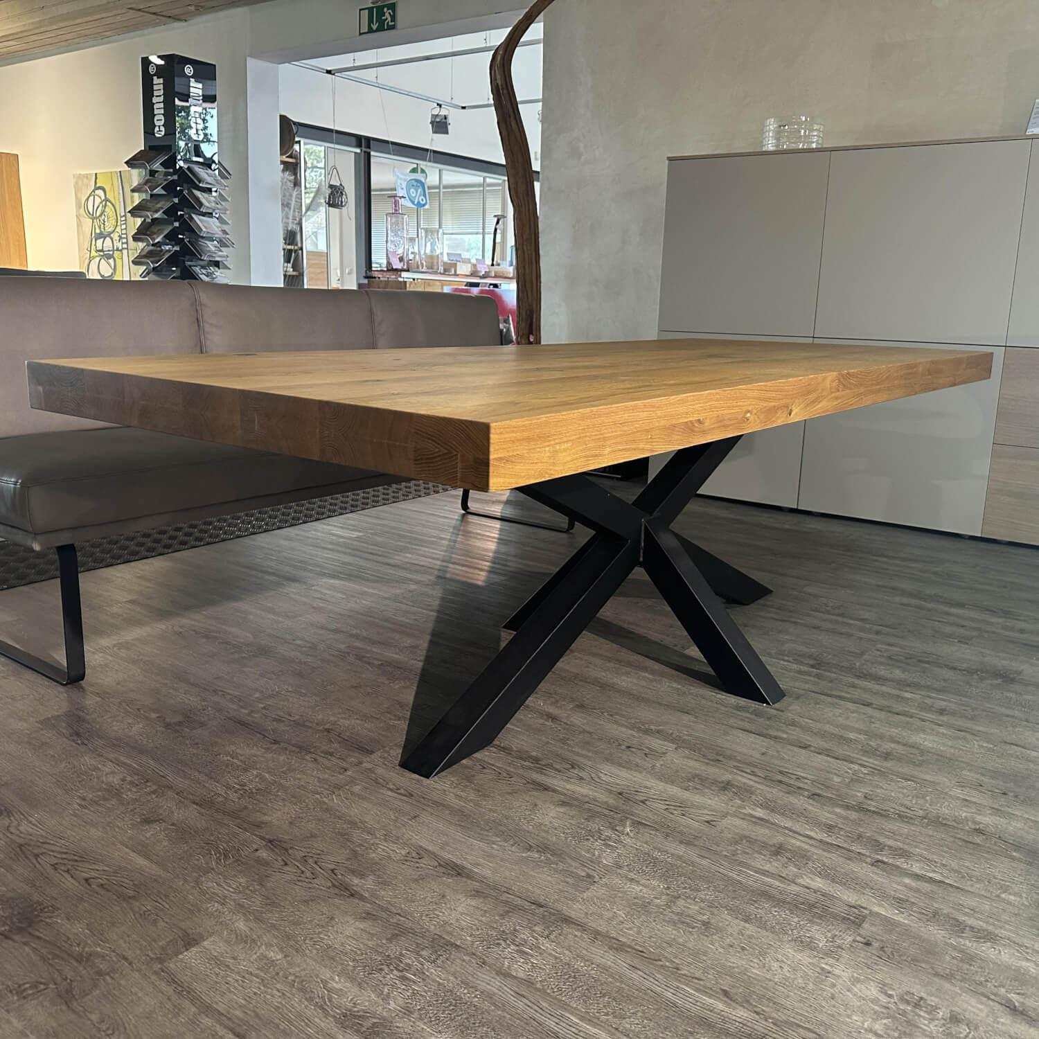 Kattwinkel - Esstisch F8 Platte Eiche Massiv Natur Geölt Mit Ausgefüllten Ästen Und Rissen Kreuzgestell Stahl Schwarz - 2