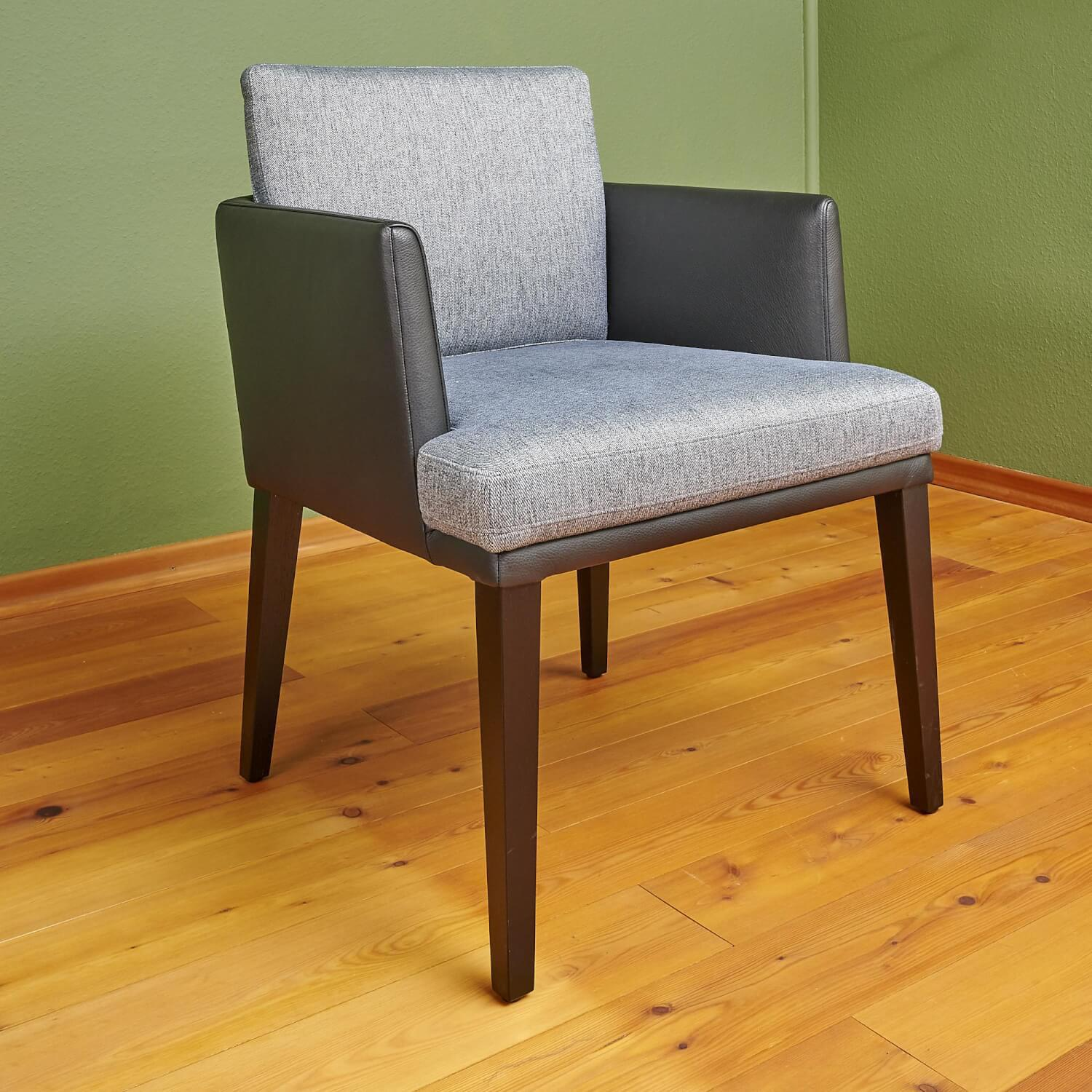 Bielefelder Werkstätten - Stuhl Polo Dining Mit Armlehne Sitz Stoff Noah Grau Rücken Leder Normandie Schwarz Füße Eiche Schwarz Gebeizt - 7