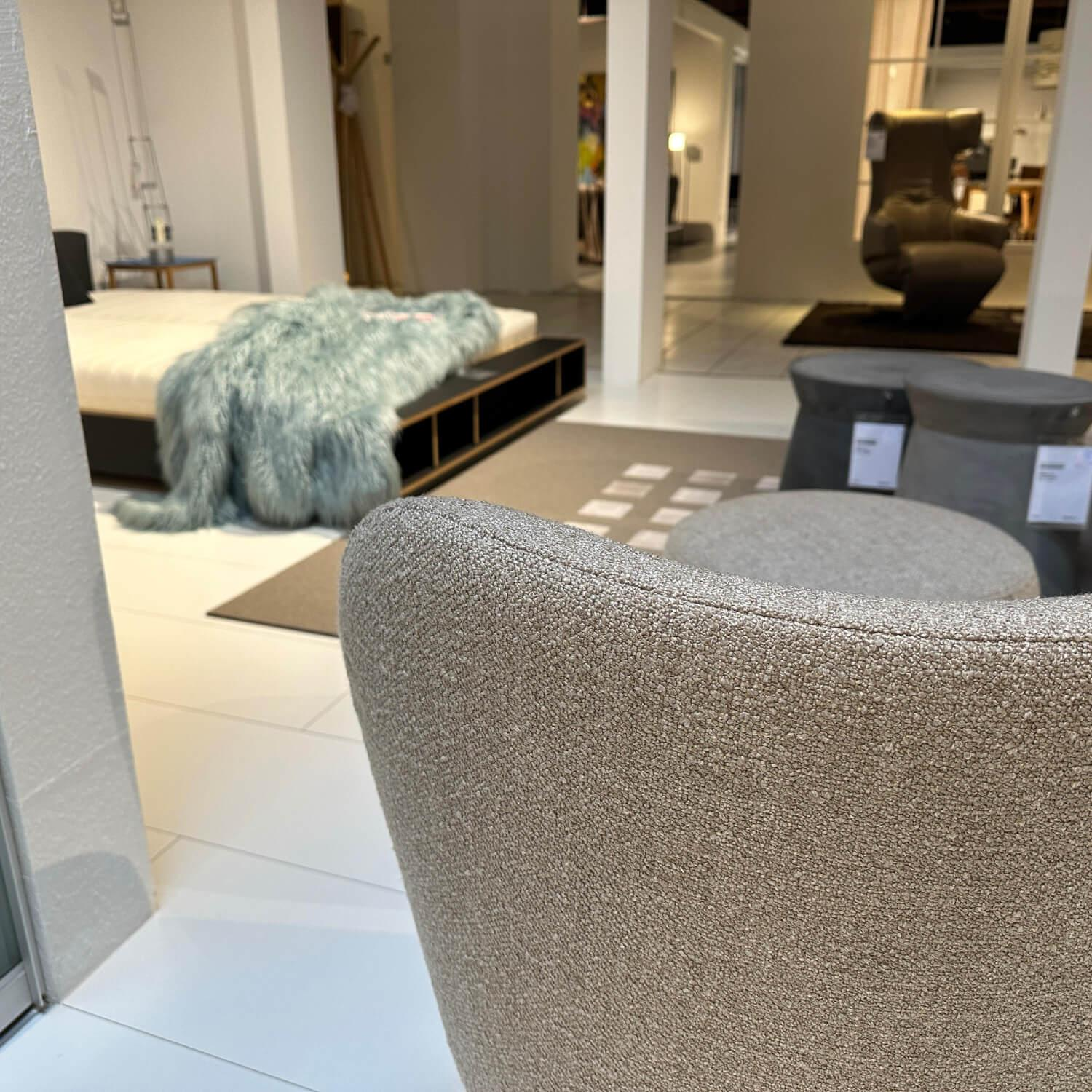 Blomus - Drehsessel Kuon Stoff Boucla Shitake Braun Beige Inklusive Pouf - 2