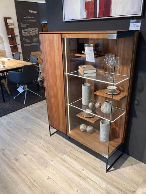 Team 7 - Highboard Vitrine Filigno Nußbaum Massiv Natur Geölt Metallkufen Schwarz - 7