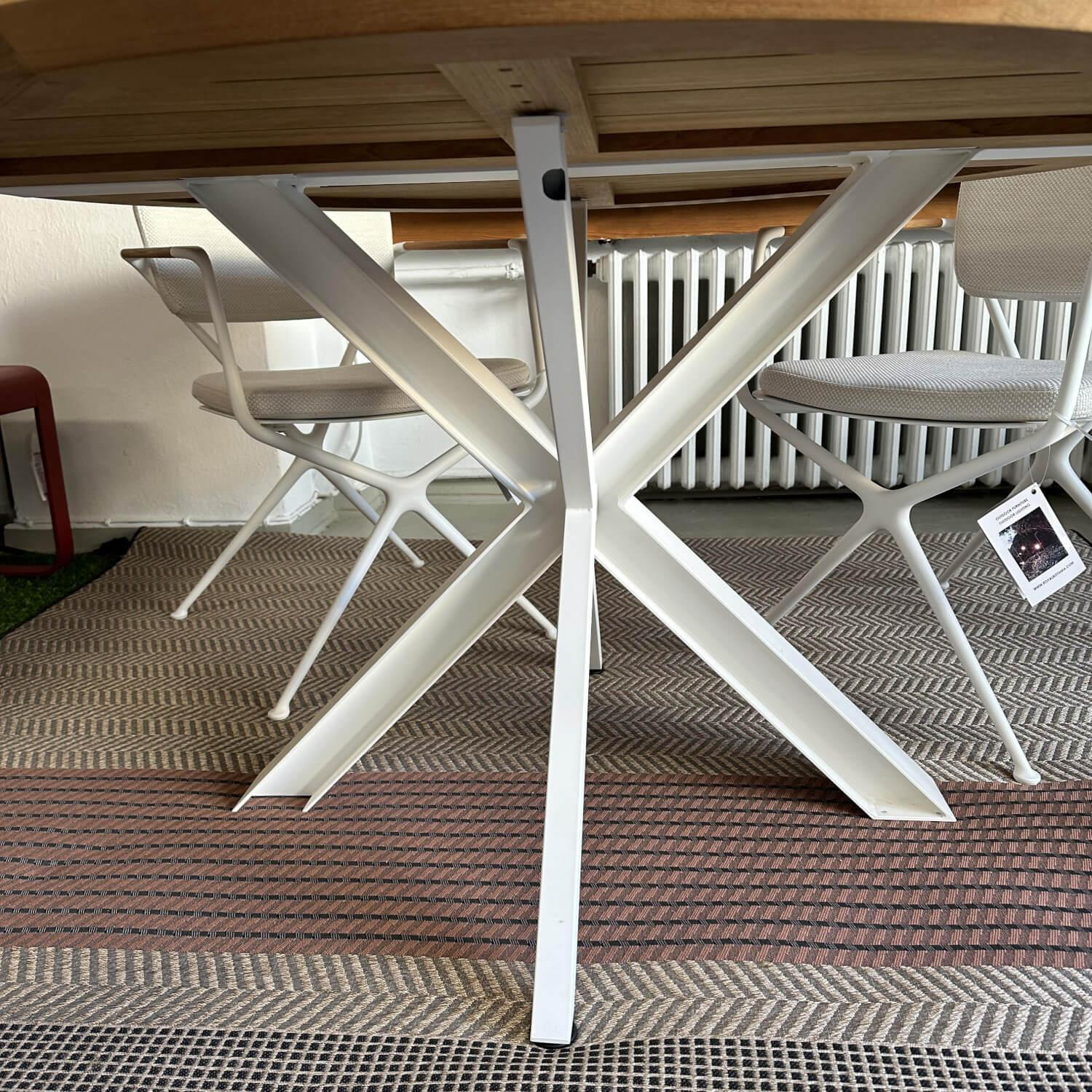 Outdoorgruppe Tisch Traverse Platte Teakholz 4 Stühle Exes Bezug Stoff Creme Gestell Aluminium Weiß