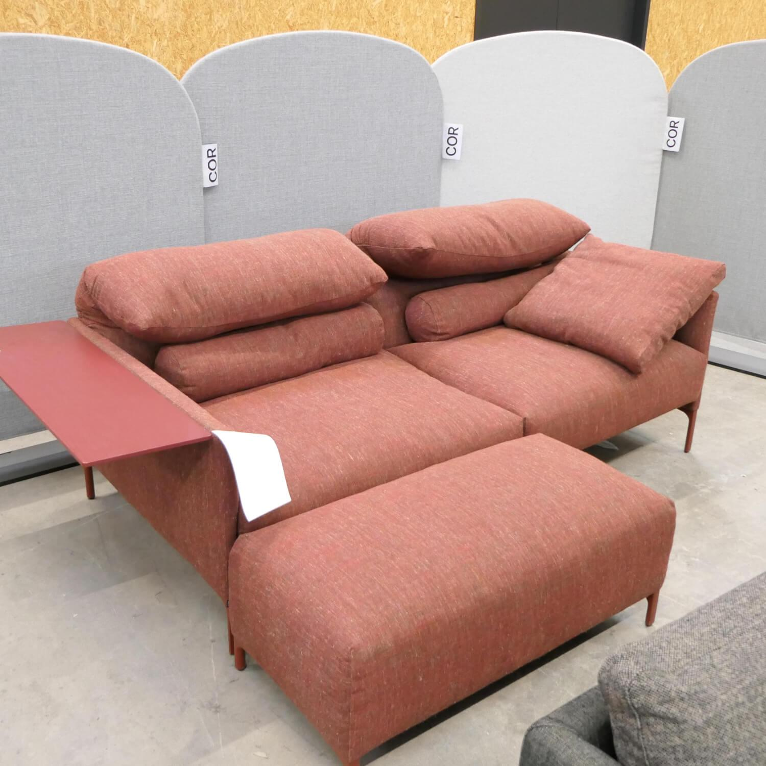 COR - Sofa Avalanche Stoff 9202 Dunkelrot Rot Ablage Und Gestell Lack RAL 3009 Oxidrot Rot Mit Hocker - 10