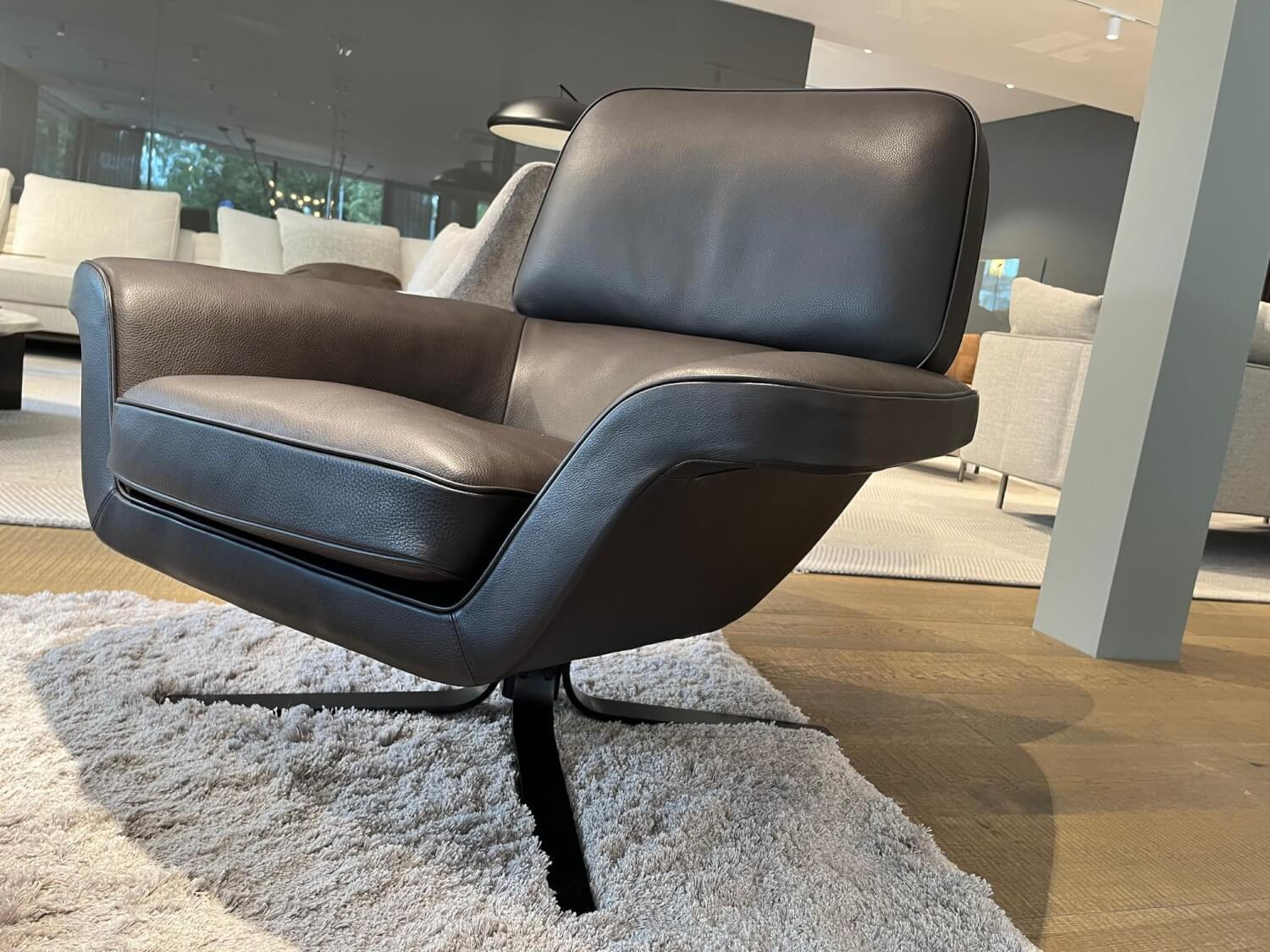 Minotti - Drehsessel Blake Soft Leder Aspen 05 Torba Braun Gestell Metall Mattschwarz Lackiert Inklusive Hocker - 3