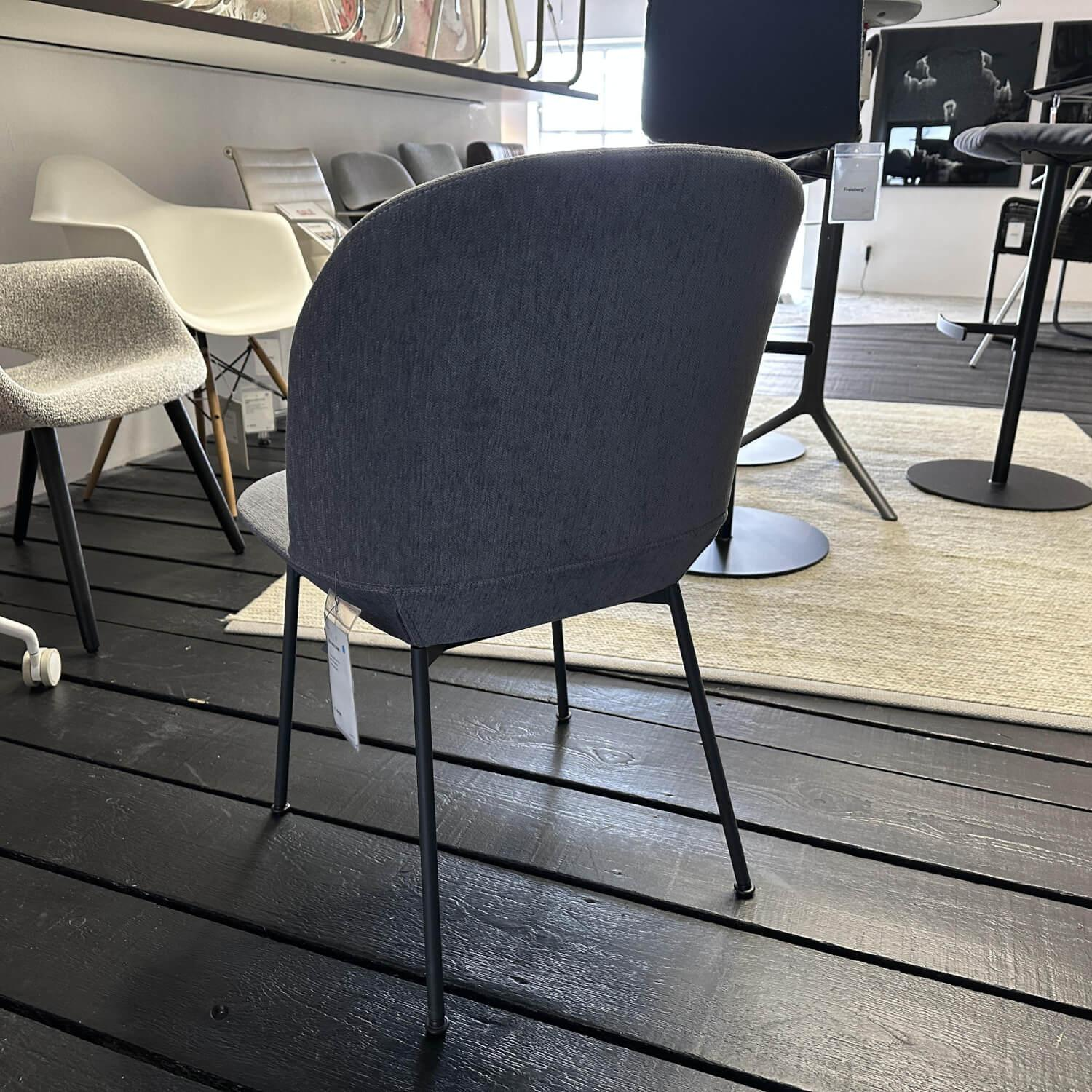 Muuto - Stuhl Oslo Side Chair Stoff Kvadrat Still Grau Gestell Metall Schwarz - 5