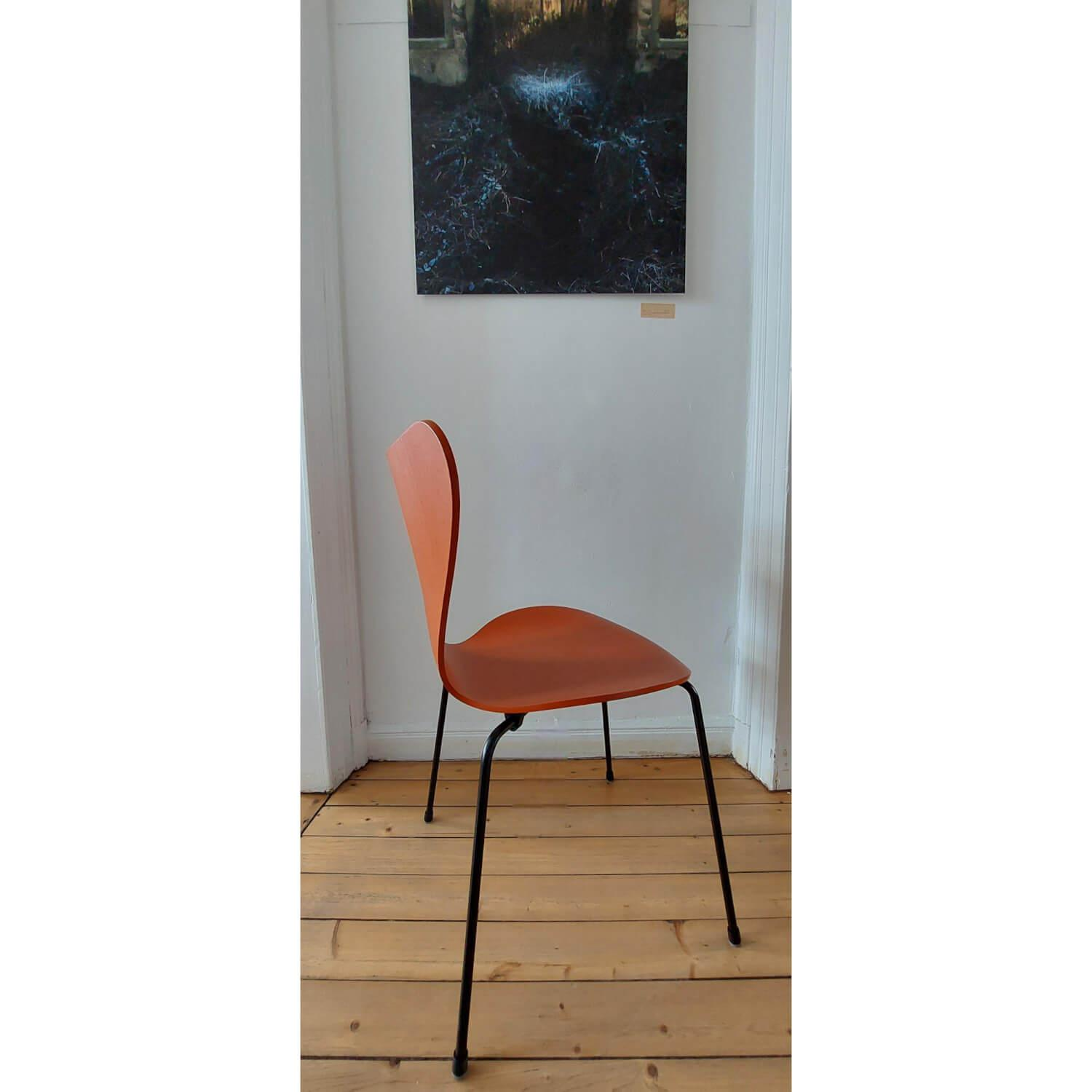 Fritz Hansen - Stuhlgruppe Modell 3107TM Serie 7 Sitzschale Messerfurnier Esche Gefärbt In Grau Rosa Rot Orange-Rot Gelb Und Blau Gestell Stahl Schwarz Stapelbar - 5