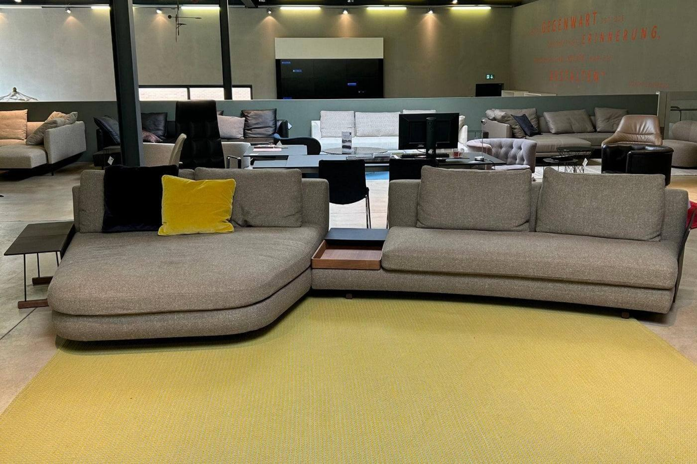 Walter Knoll - Sofagruppe Tama Living 822 Stoff Puro Mineral Grau Braun Kufen Nussbaum Geölt Inklusive Tischplatte Und Kissen - 4
