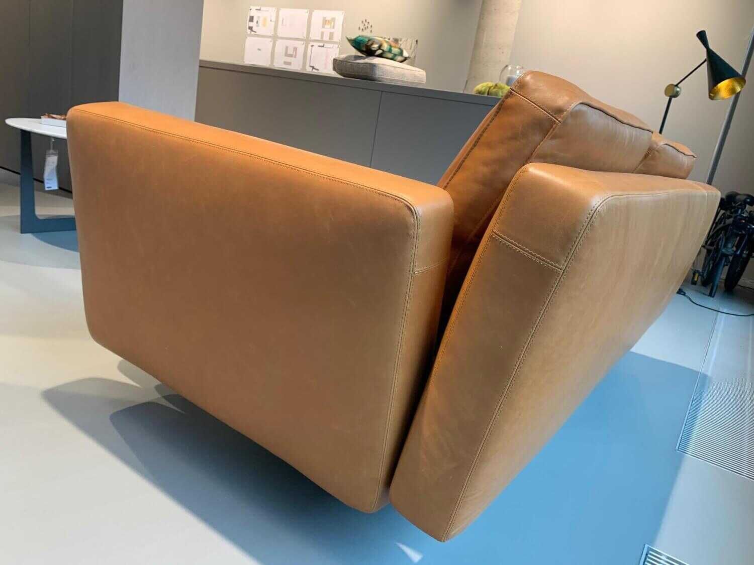 bb-italia-sofa-sake-leder-kora-cognac-gestell-hartzzinn-mit-kissen-154e3188c837OMsGRD2my6gpq B&B Italia - Sofa Sake Leder Kora Cognac Gestell Hartzzinn mit Kissen - 2