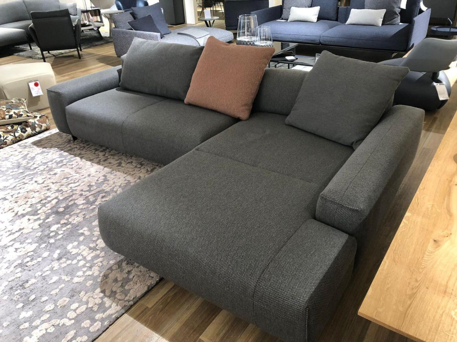 Contur - Ecksofa Atri Stoff Oasis Stahl Grau Füße Metall Anthrazit mit 3 Kissen - 3