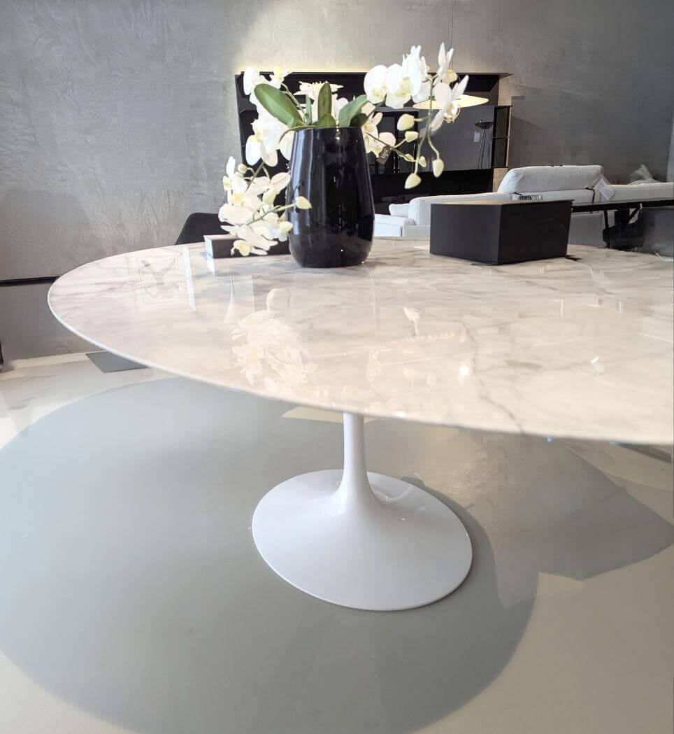 Knoll International - Esstisch Saarinen Oval Marmor Arabescato mit weißem Säulenfuß - 3