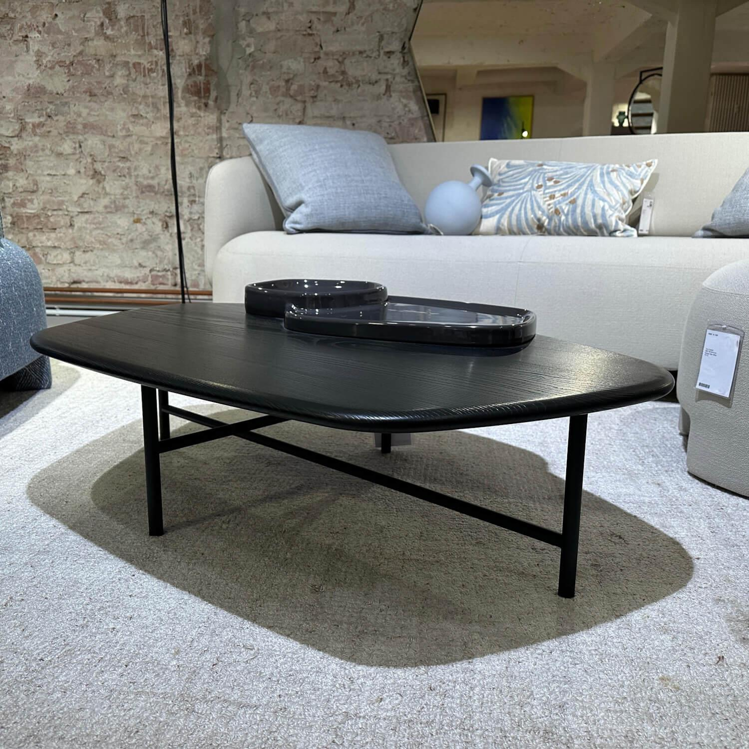 Ligne Roset - Couchtisch Lewa Platte Esche Schwarz Gebeizt Gestell Stahl Schwarz Seidenmatt Inklusive Keramikformplatte - 4