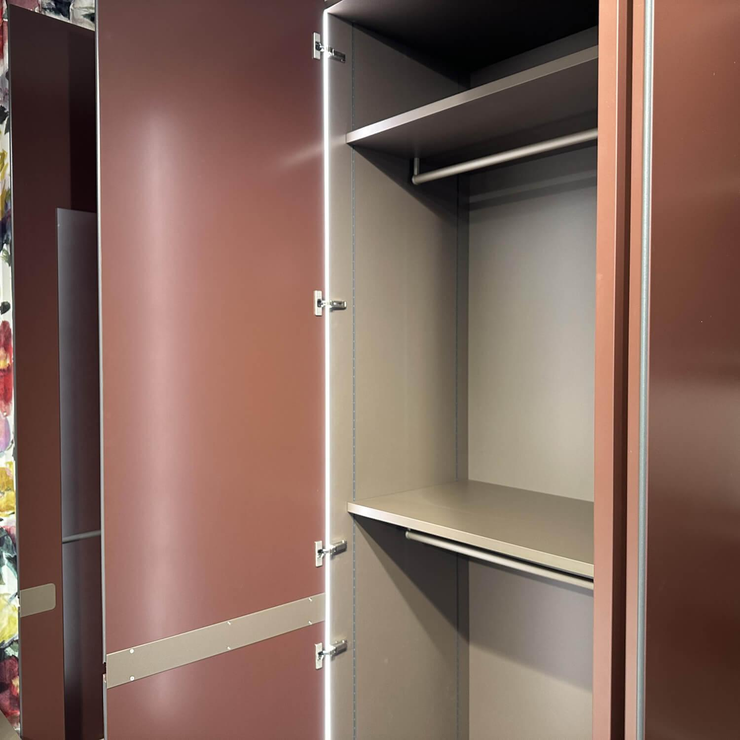 Interlübke - Kleiderschrank Collect Plus Außen Lack Matt Burgund M41 Rot Innen Lack Bronze Metallic M10 Inkl. Beleuchtung - 5