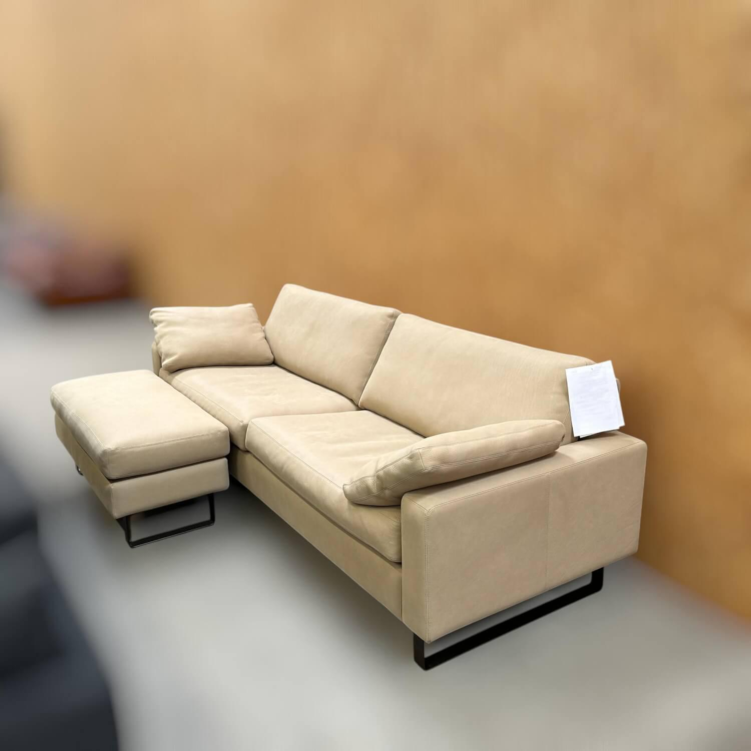 COR - Sofa Conseta Leder Puro 420 Sand Creme Metallkufen Vanilleschotenbraun Inklusive Hocker - 3