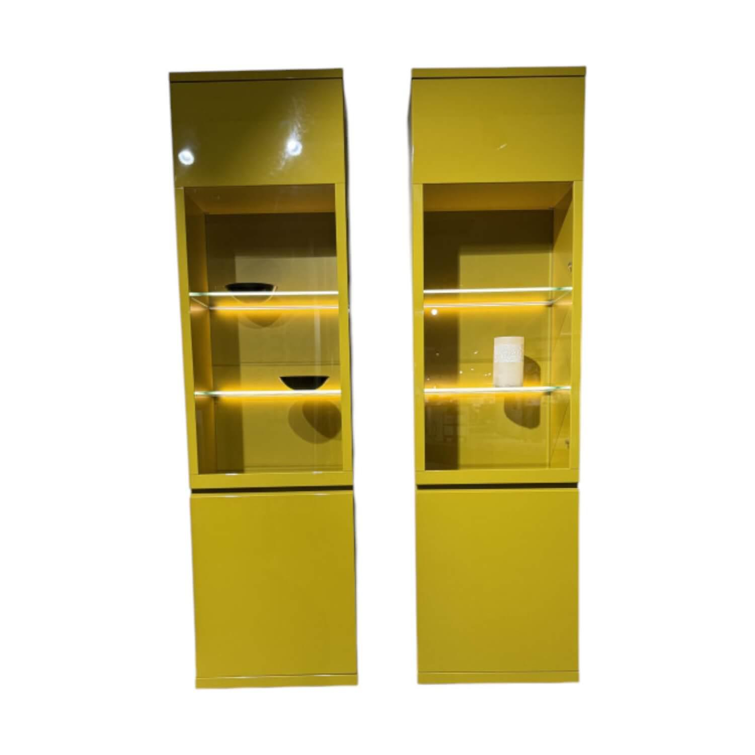 Rietberger Möbelwerke - 2er-Set Vitrine Linaro Lack Curry Gelb Hochglanz Inklusive Beleuchtung - 1