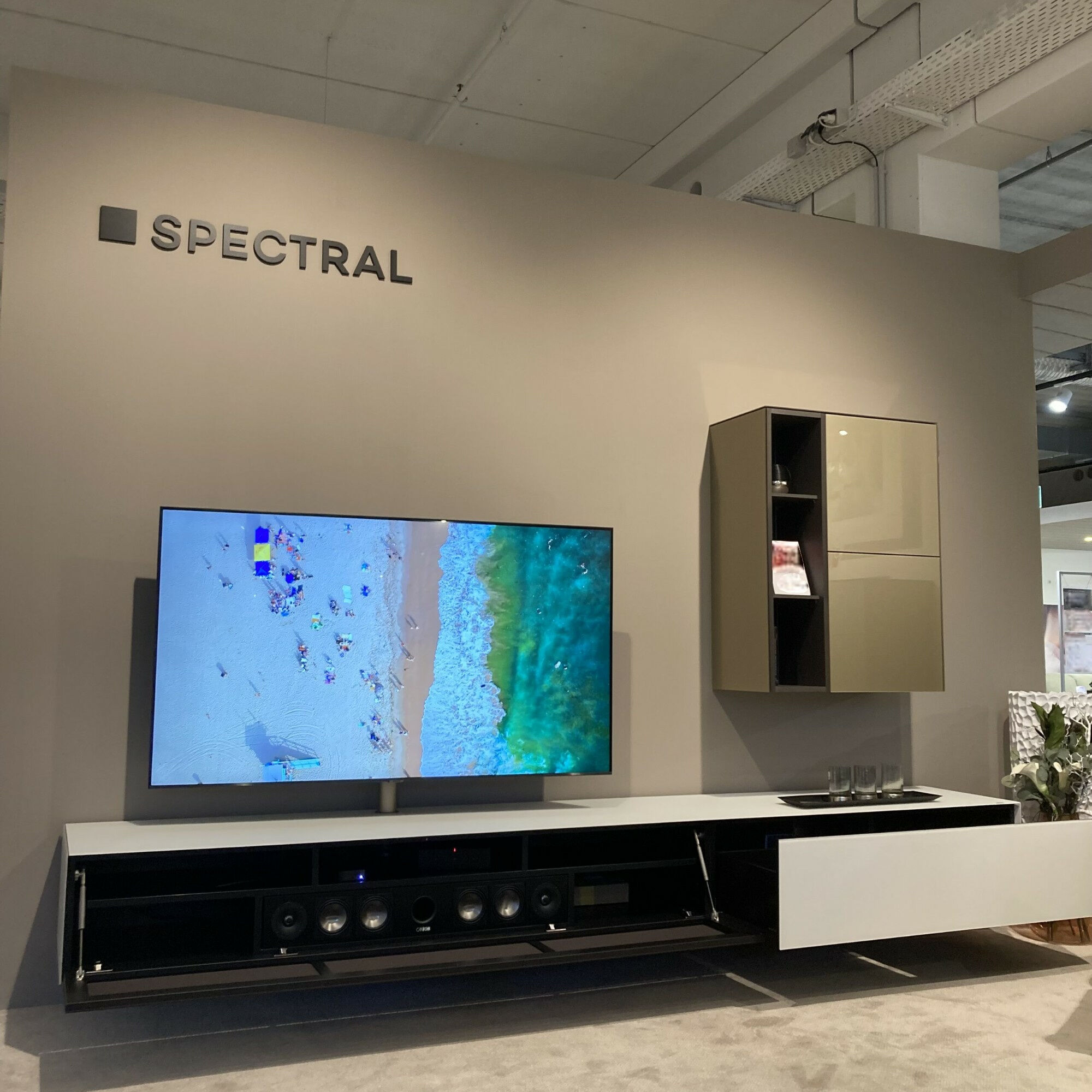 Spectral Smart Furniture - Wohnwand Ameno Lowboard Glas Snow Weiß Satiniert Mit Textilgewebe Carbon Schwarz Hängeschrank  Front Glas Champagner Grau Beige Korpus Furnier Eiche Smoked Anthrazit Inklusive Beleuchtung Und Lautsprecher - 3