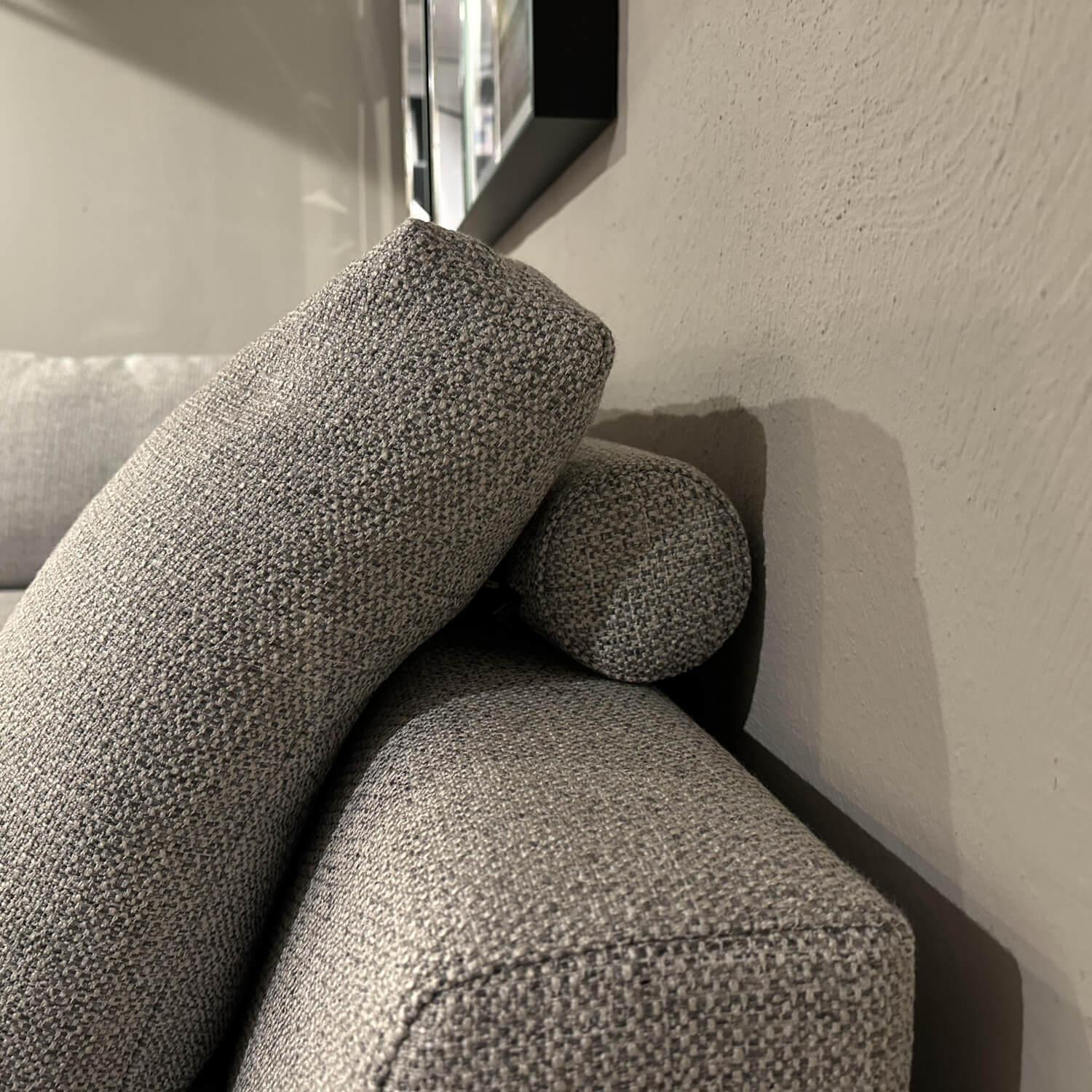 Violetta - Ecksofa Vesna Stoff M107 22 Lichtgrau Mit Verdeckten Gleitern Inklusive 4 Rückenkissen Mit Rollen - 3