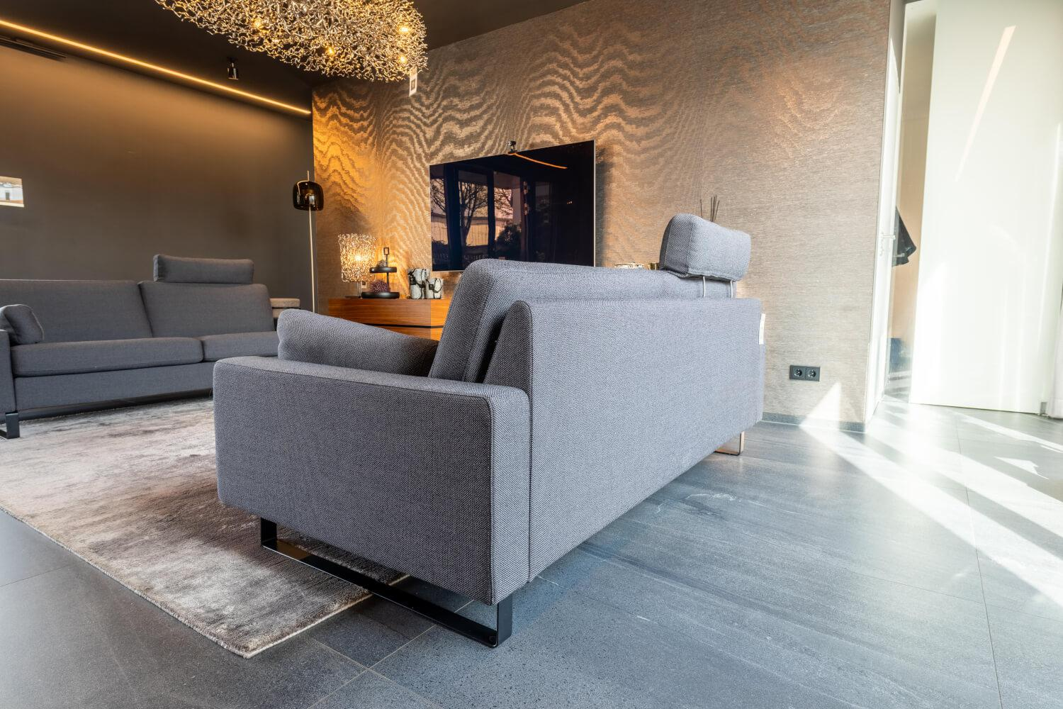 COR - Sofa Conseta Stoff 10068 Asphalt Grau Bodenfrei Metallkufen Schwarz Pulverbeschichtet Mit Armlehnen Und Kopfstütze - 5