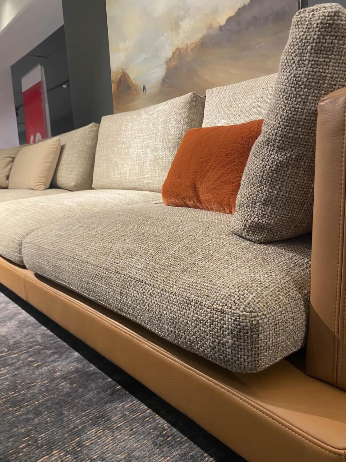 Rolf Benz - Ecksofa Sina Stoff 26 383 Sandgelb Beige Korpus Leder 38 111 Ockerbraun Füße Metall Verkehrsschwarz Inklusive Couchtisch Und Anstellregal - 4