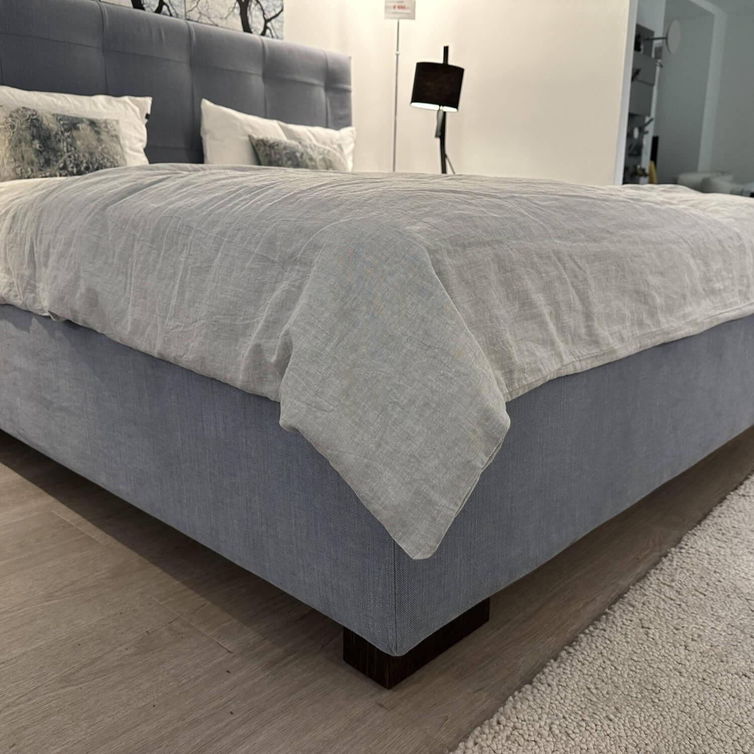 Schramm - Boxspringbett Gala Rahmen 28M 3B Stoff Nils 440 Sky Grau Blau Kopfteil Quadro  Füße Eiche Wenge Inklusive 2 Matratzen Divina in H2 und H4  - 3