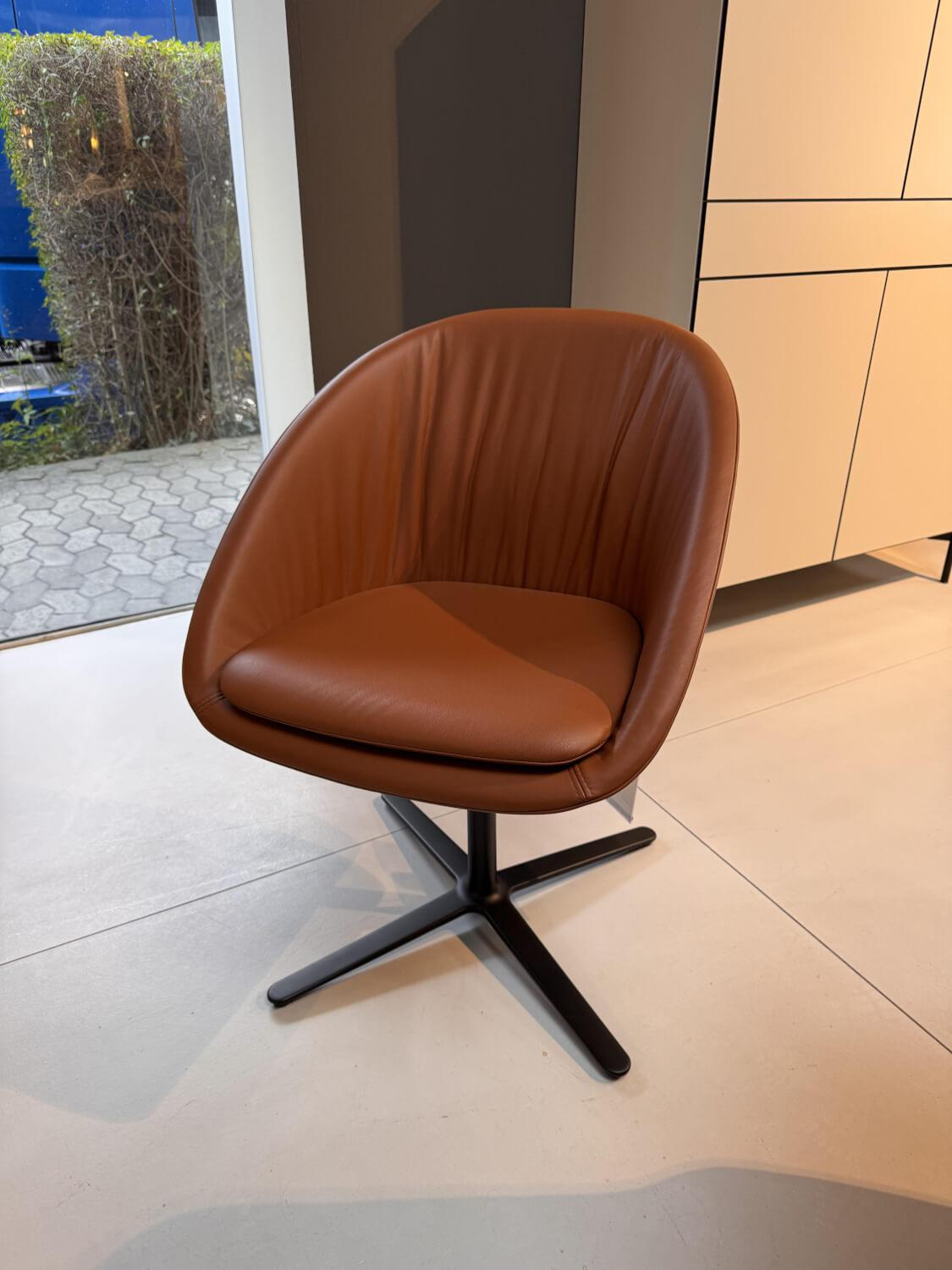 Draenert - Schalenstuhl Dan Leder 662 Braun Kreuzgestell Schwarz Mit Kissen Drehbar - 3