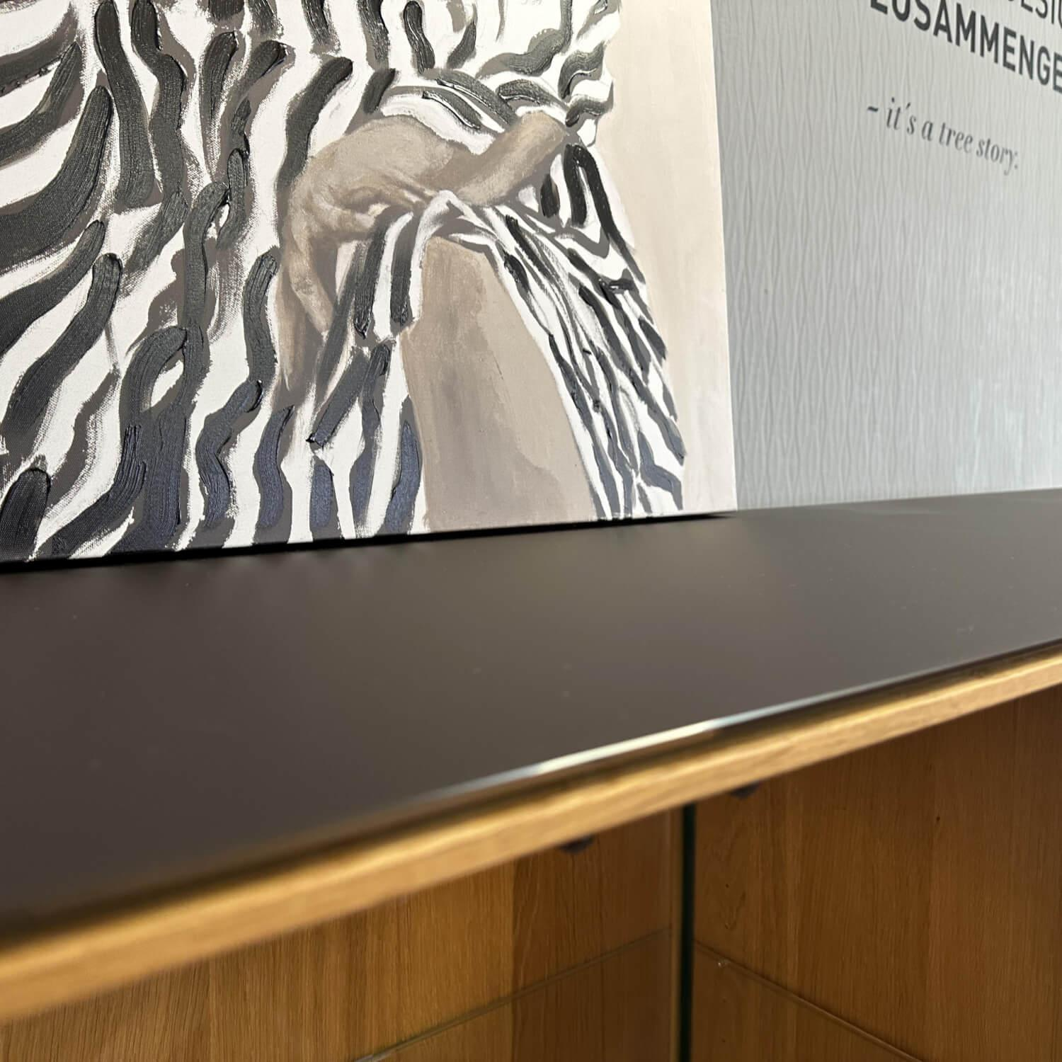 Team 7 - Anrichte Cubus Pure Eiche Naturöl Farbglas Dunkelbraun Metallgestell Schwarz Mit Beleuchtung - 10