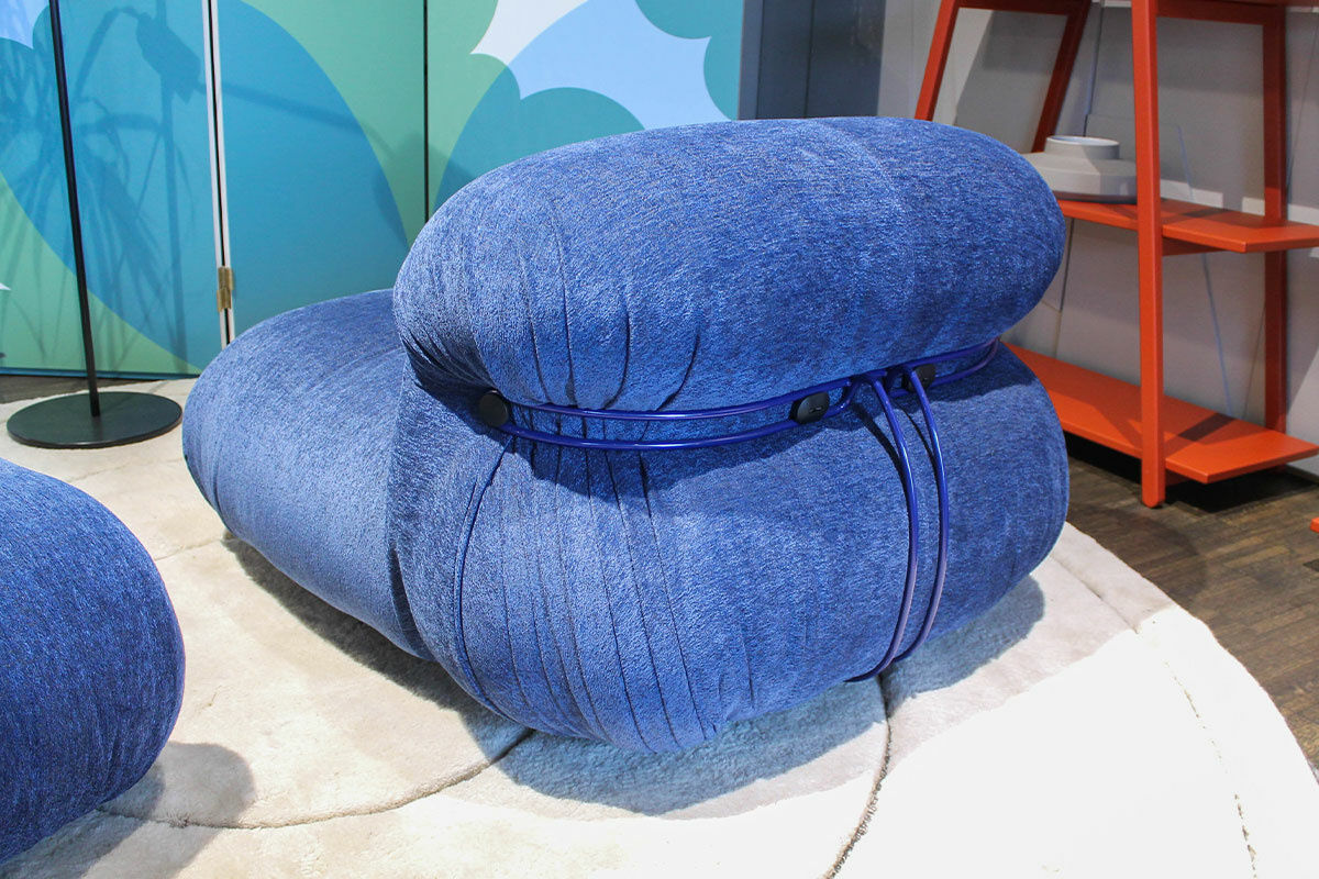Cassina - Sessel Soriana 944 Stoff Luxor Blu Cina Blau mit Hocker - 6