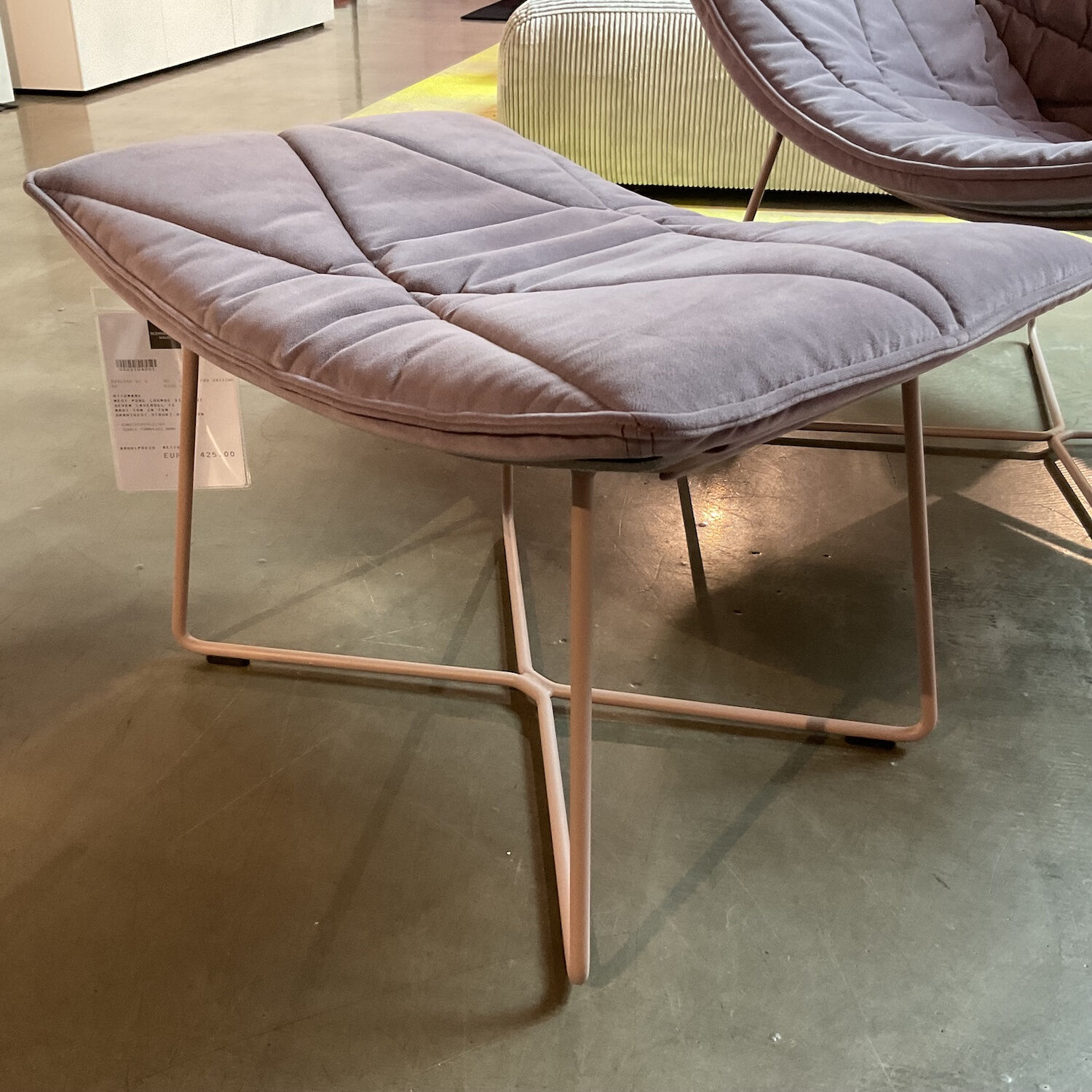 KFF - Loungesessel Nest Pure Stoff Seven 71 Lavendel Violett Schale Formflies Grau Gestell Rose Inklusive Hocker  - 5