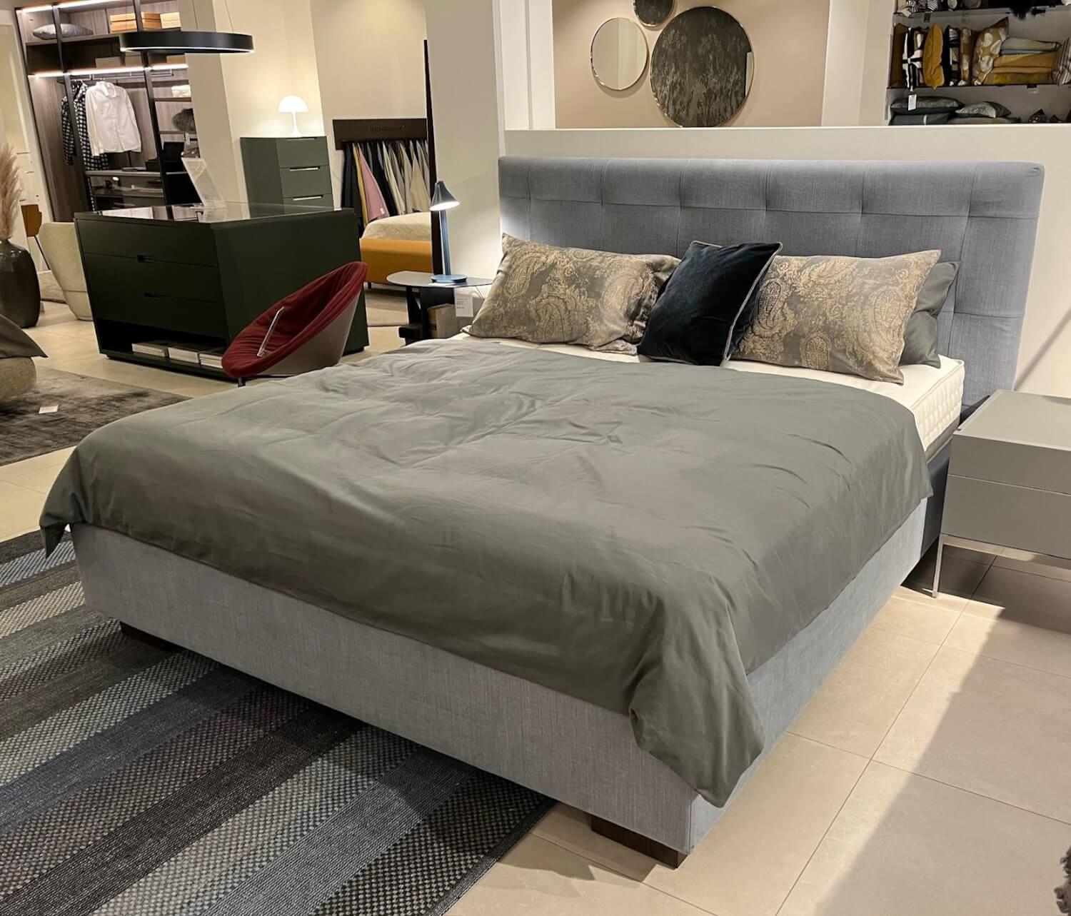 Schramm - Boxspringbett Gala Rahmen 28M 3B Stoff Nils 440 Sky Grau Blau Kopfteil Quadro  Füße Eiche Wenge Inklusive 2 Matratzen Divina - 4