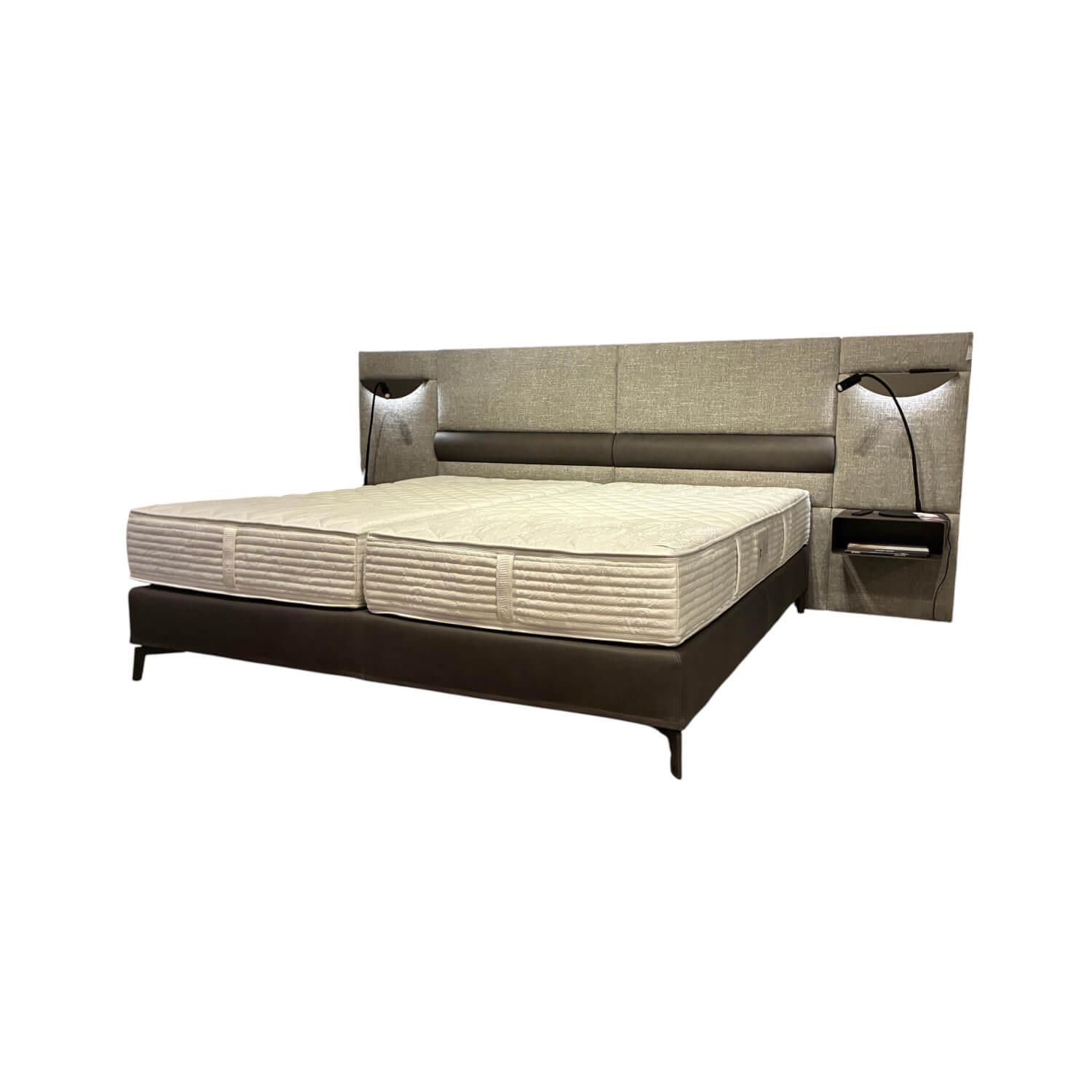 Möller Design - Boxspringbett The Grid Stoff Mud Taupe 12 Grau Leder Rancho Steel Grau Inklusive Matratzen Und Konsolen - 1