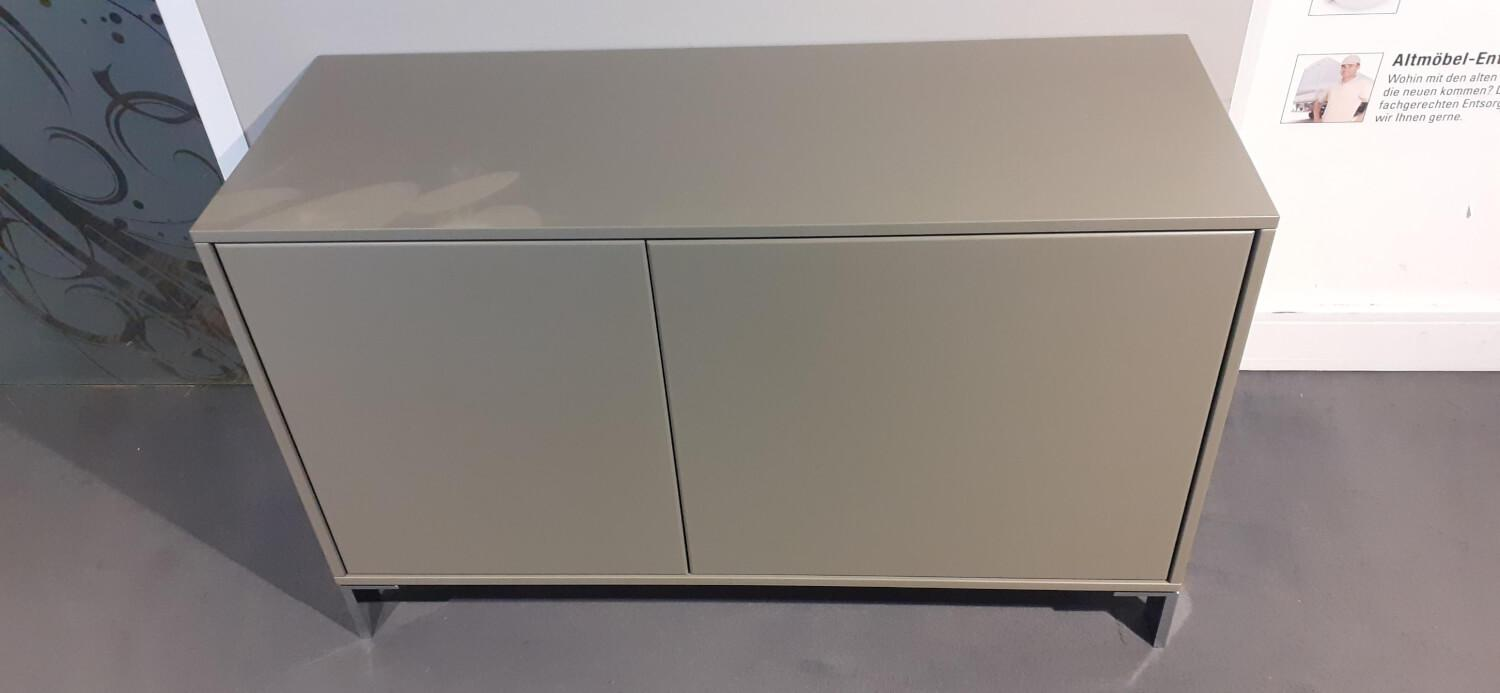 Rietberger Möbelwerke - Schrank Deviso Lack Matt Olivegrau Winkelfüße Chrom Glänzend - 2
