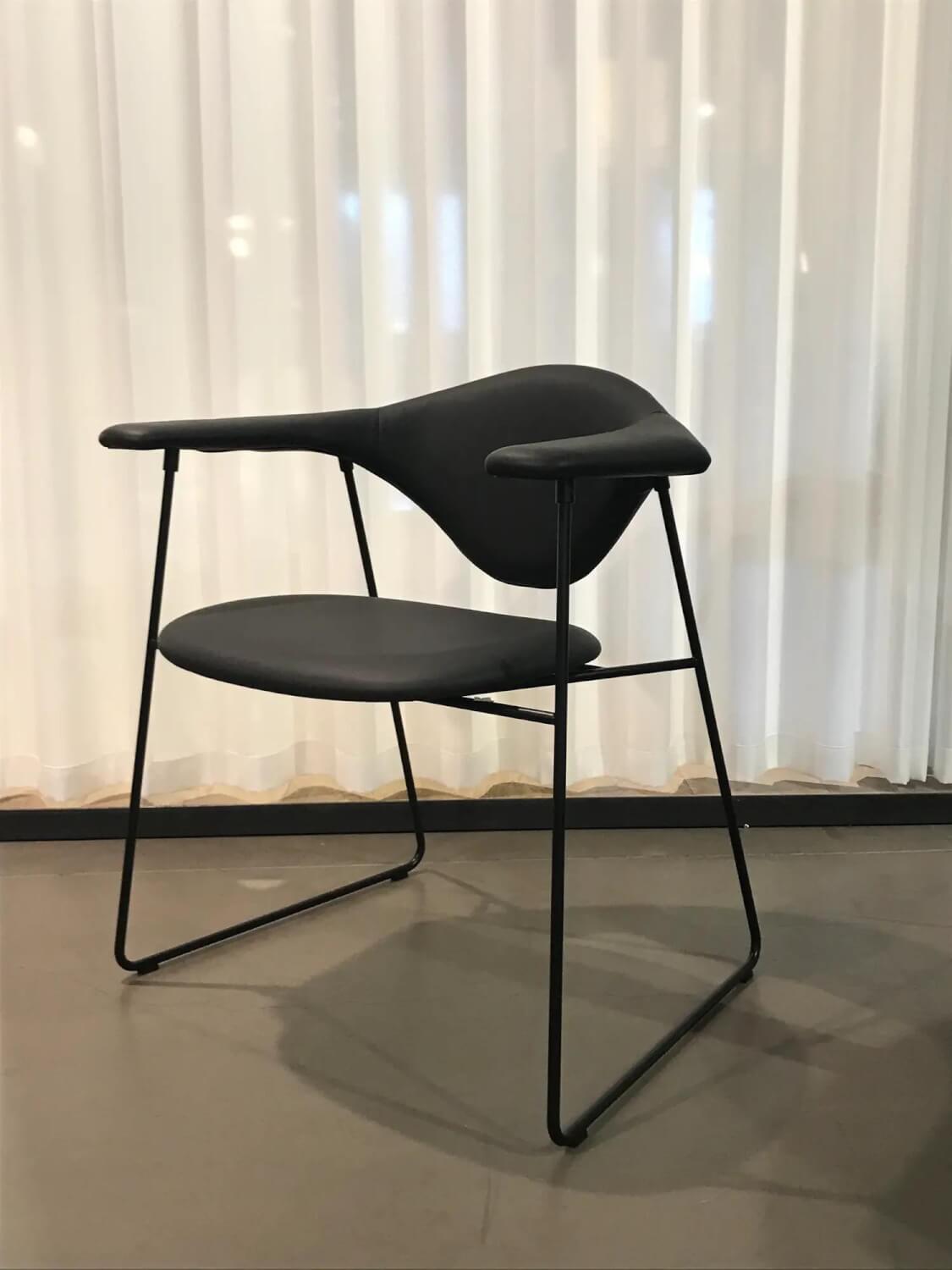 Gubi - Stuhl Masculo Dining Chair Bezug Leder Basic/Gubi Black Gestell Semimatt Schwarz - 3