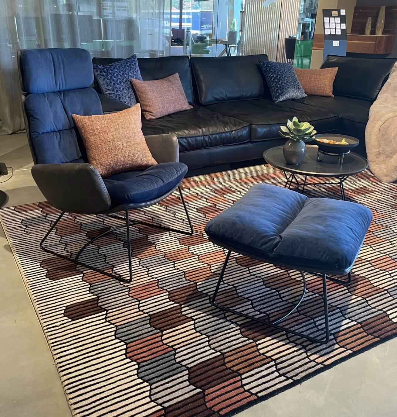 KFF - Sessel Arva Lounge Stoff Seven Navy 49 Blau Rücken Leder mit Ottoman - 4