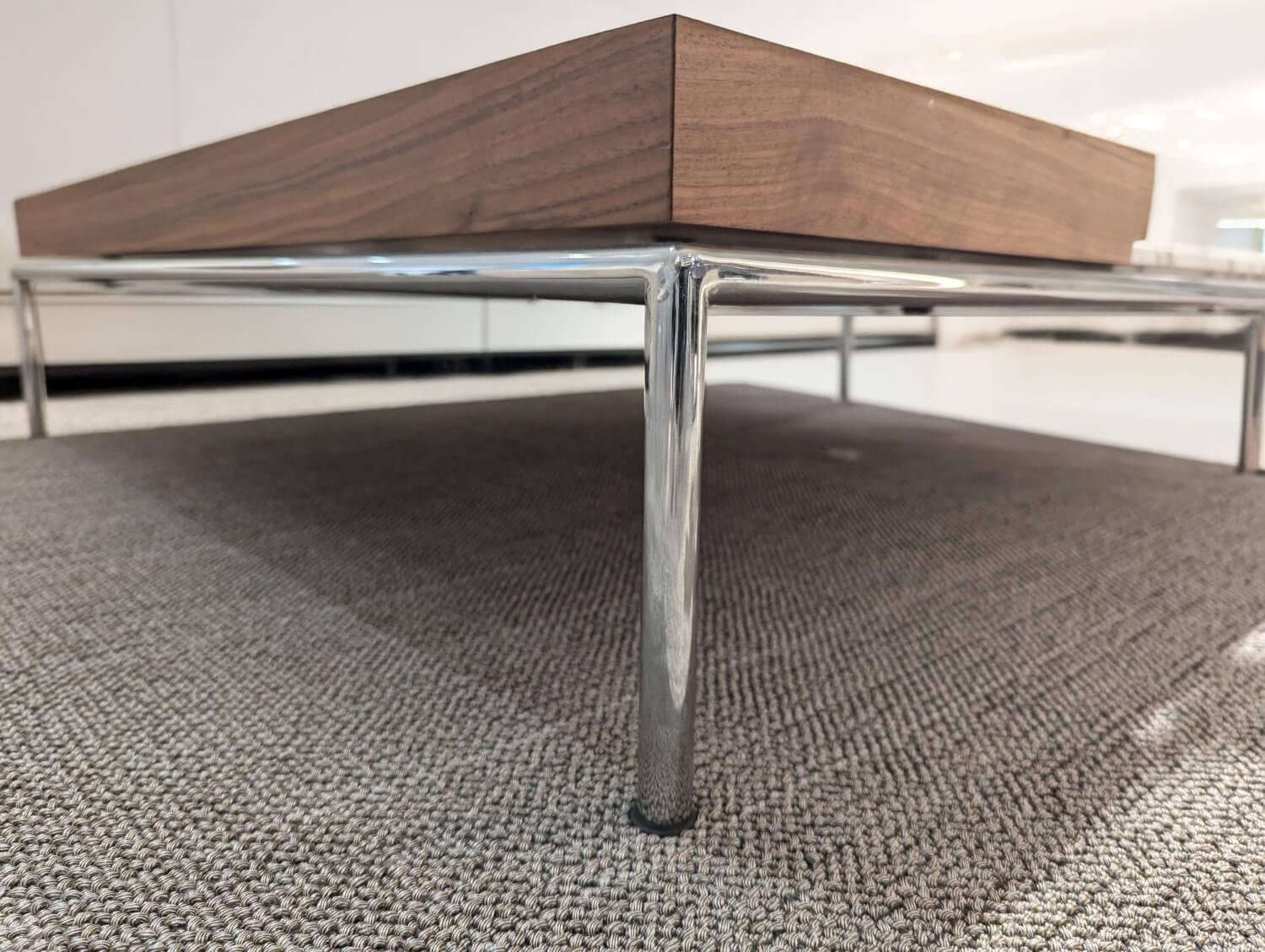 Cassina - Couchtisch Mex Hi Tischplatte Marmor Calacatta Oro Lucido Weiß Beige Gestell Metall Verchromt Tablett Amerikanischer Nussbaum Massiv - 4