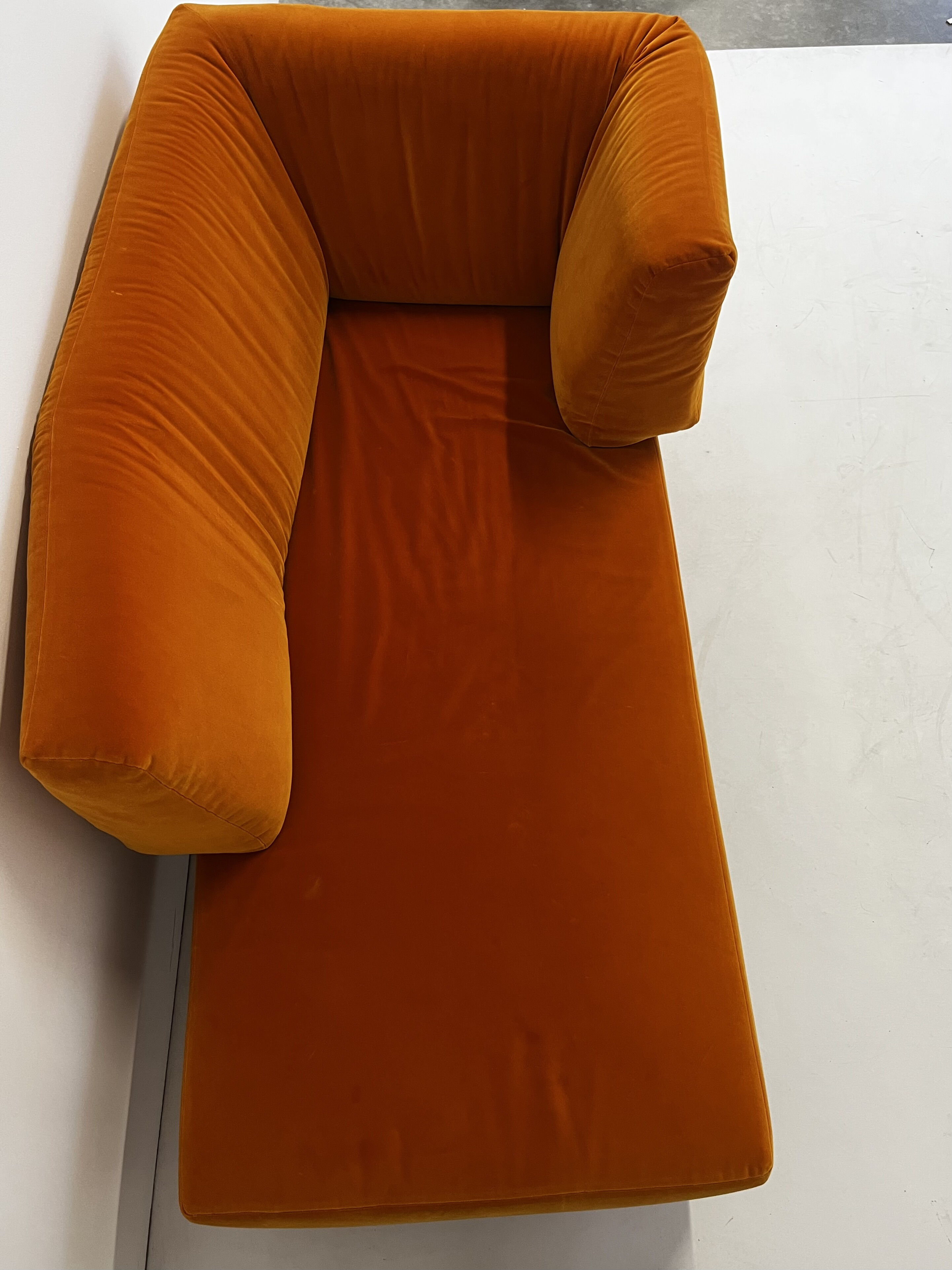 edra-sofa-la-femme-stoff-samt-orangefarben-gestell-stahl-verchrom-mf-0002587-001-2