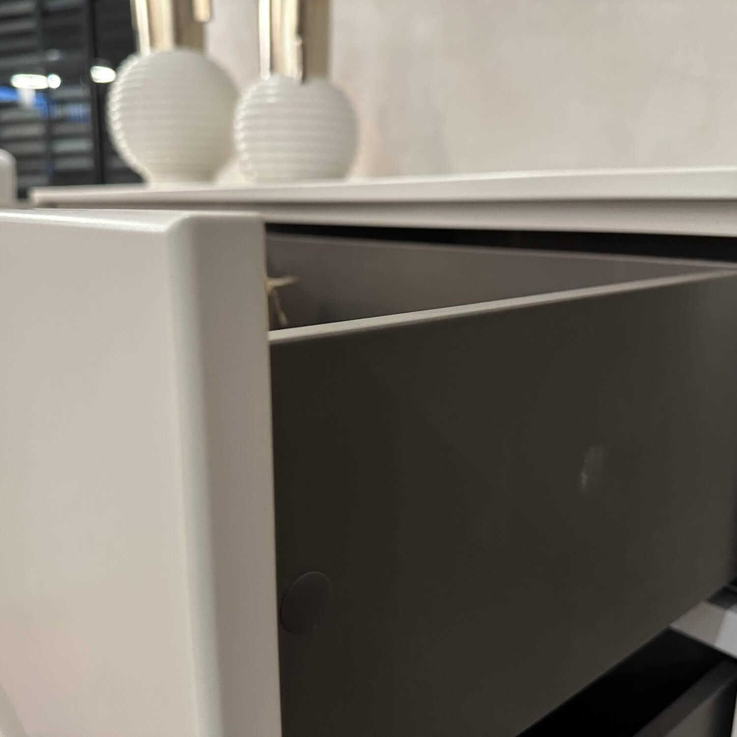 Rietberger Möbelwerke - Sideboard Deviso Lack Seidengrau Inklusive Wandspiegel Eckig Mit Beleuchtung - 4