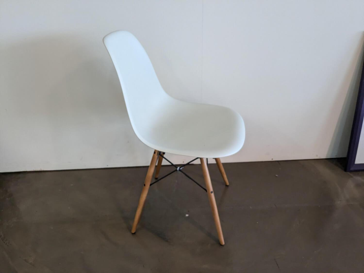 Vitra - Eames Plastic Sidechair DSW Sitzschale Kunststoff Weiß Gestell Ahorn Geölt - 6