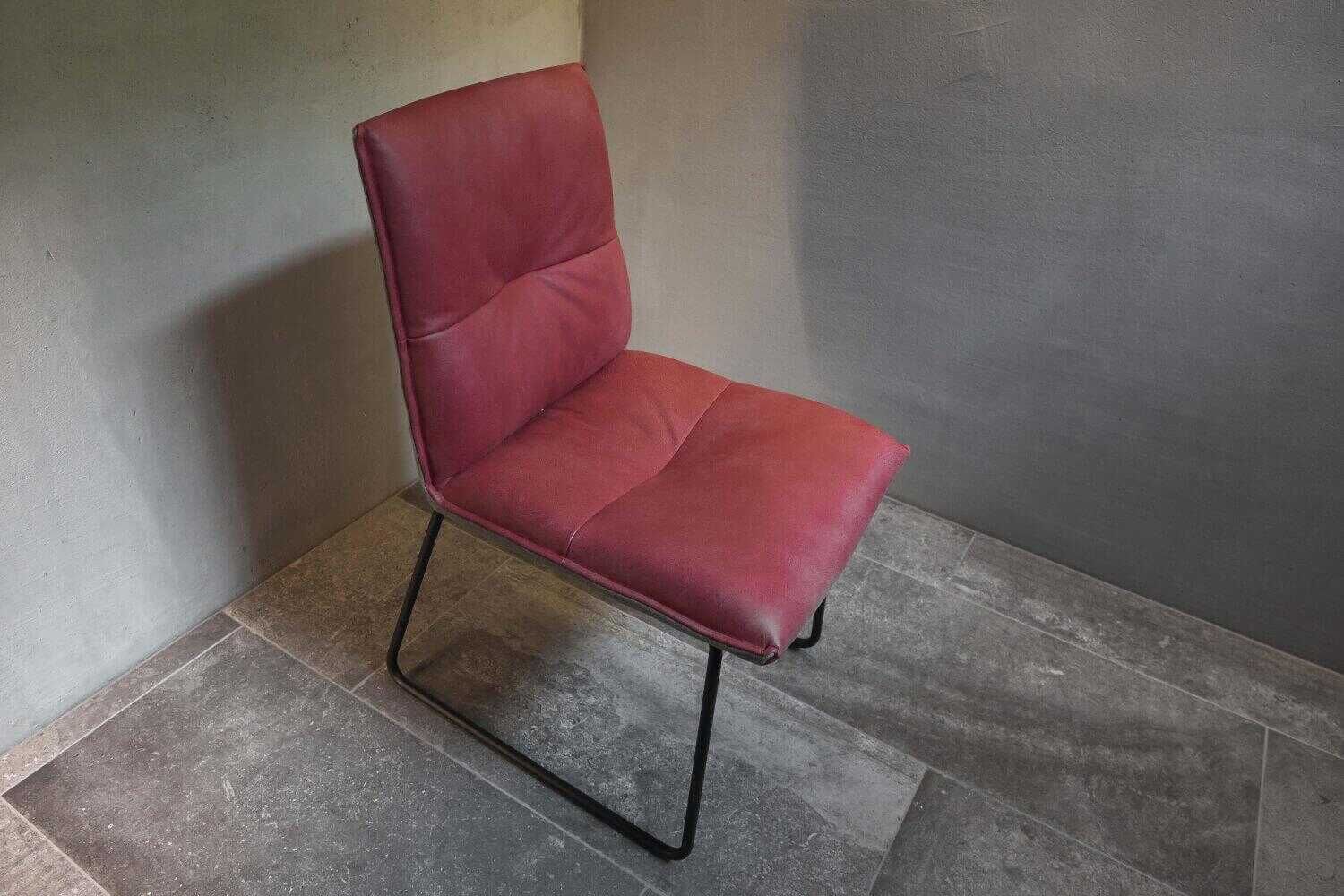 Stuhl Modell 1211 Leder A India Granate Rot ohne Armlehne