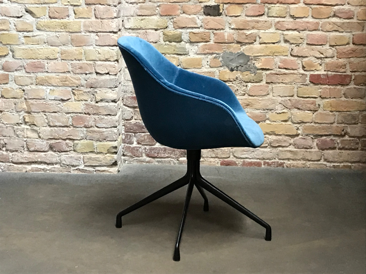hay-stuhl-about-a-chair-aac-121-stoff-lola-navy-gestell-aluminium-schwarz-lackiert-mf-0000215-001